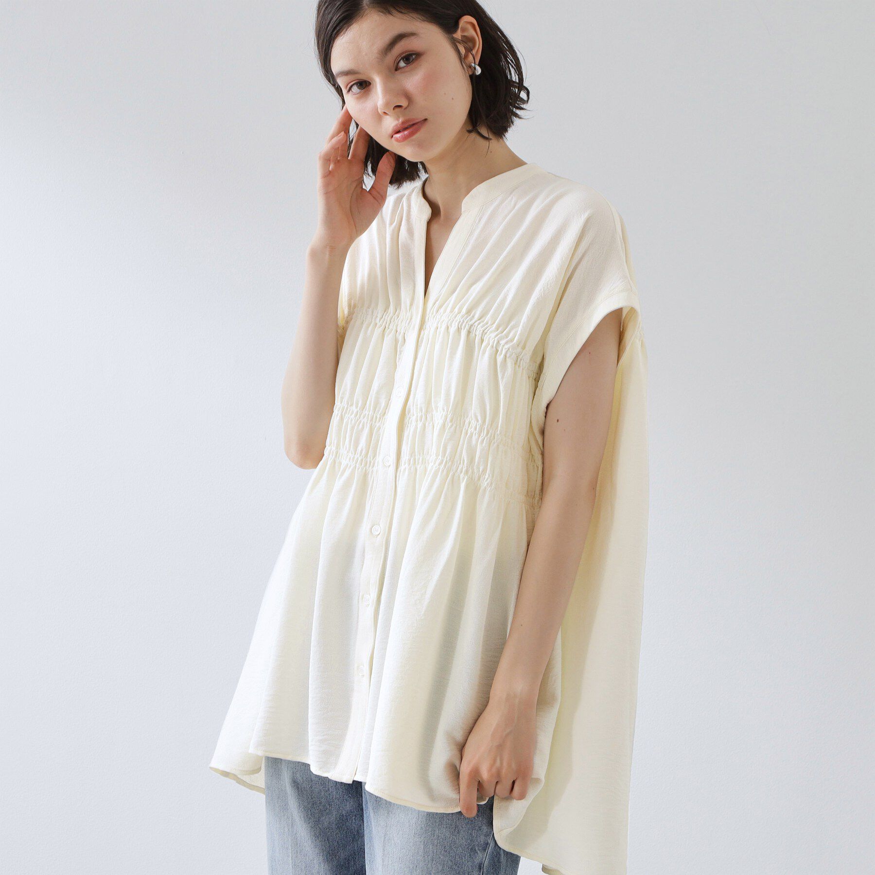 THE SHOP TK「【夏に嬉しい多機能/体型カバー】ひんやりさらさら シャーリングブラウス」|シャツ・ブラウス|アイボリー(004)