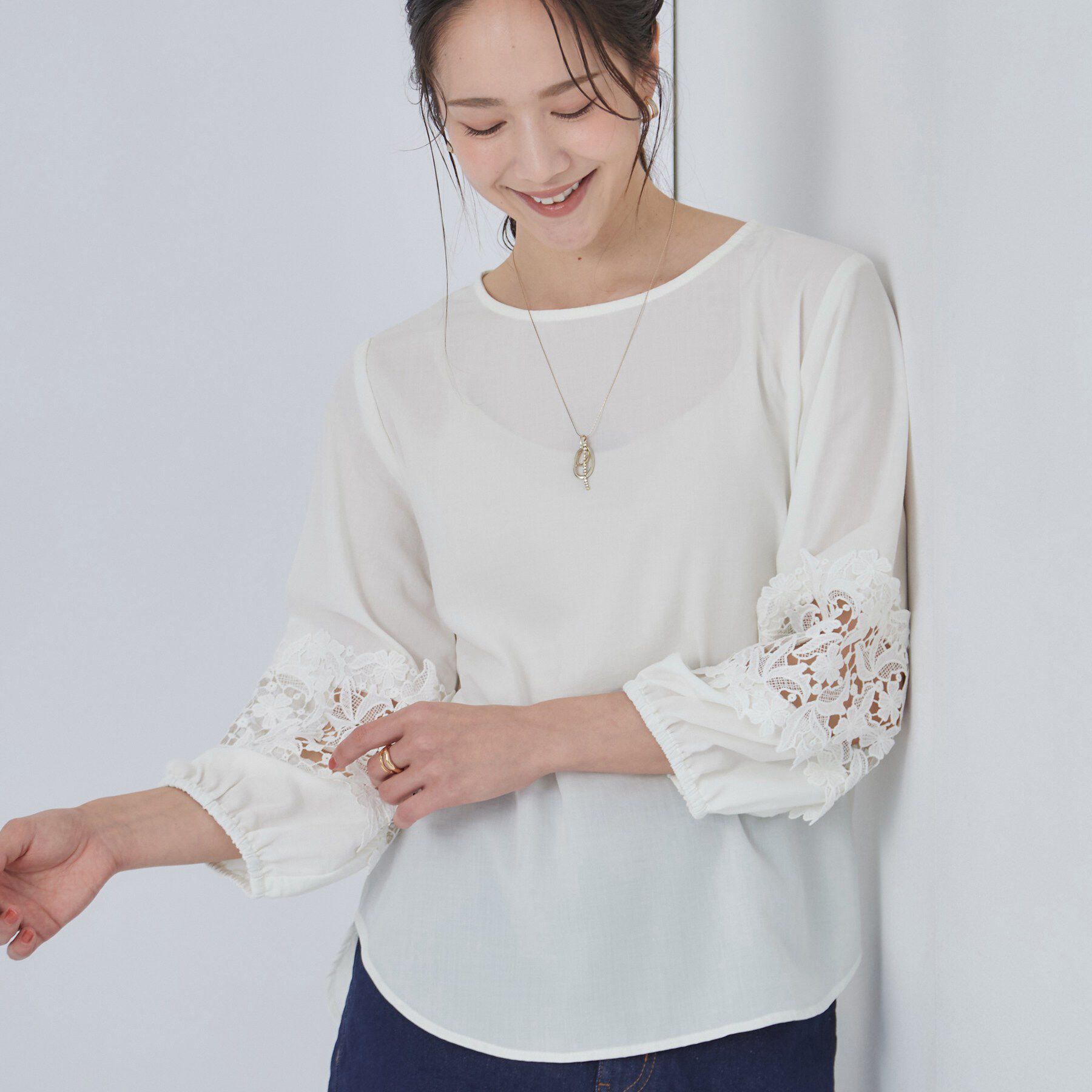 SHOO･LA･RUE「【洗濯後しわになりにくい】モチーフレース切り替え袖デザインブラウス」|シャツ・ブラウス|オフホワイト(003