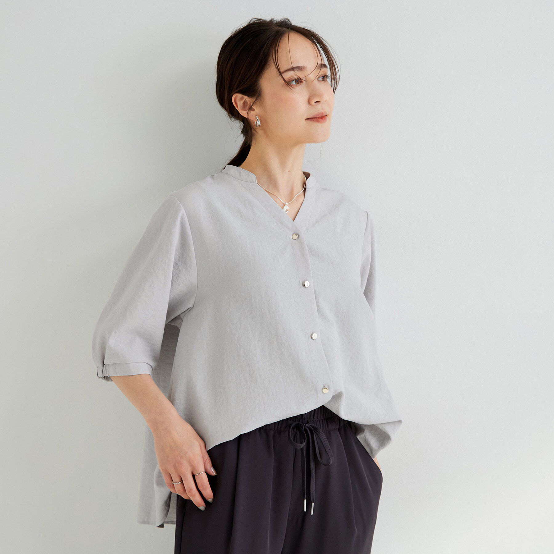 SHOO･LA･RUE「【S-LL/洗濯機可】金ボタンがアクセント 5分袖スキッパーブラウス」|シャツ・ブラウス|