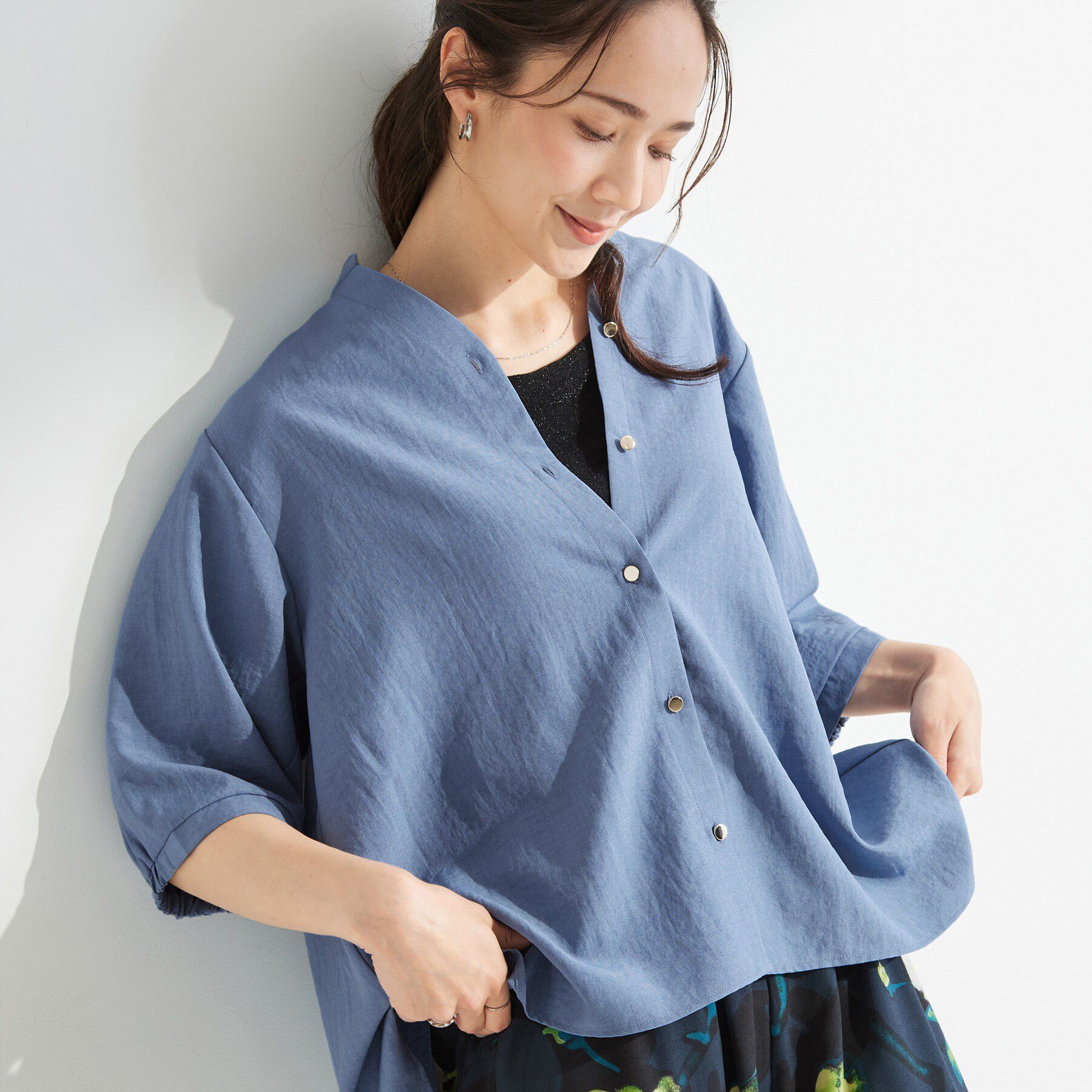 SHOO･LA･RUE「【S-LL/洗濯機可】金ボタンがアクセント 5分袖スキッパーブラウス」|シャツ・ブラウス|ブルー(092)