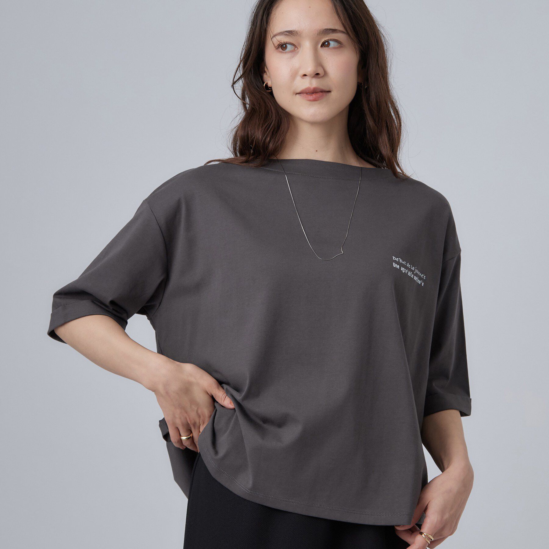 SHOO･LA･RUE「【ひんやり/体型カバー】首元すっきり ゆるバックギャザーTシャツ」|Tシャツ・カットソー|チャコールグレー(0