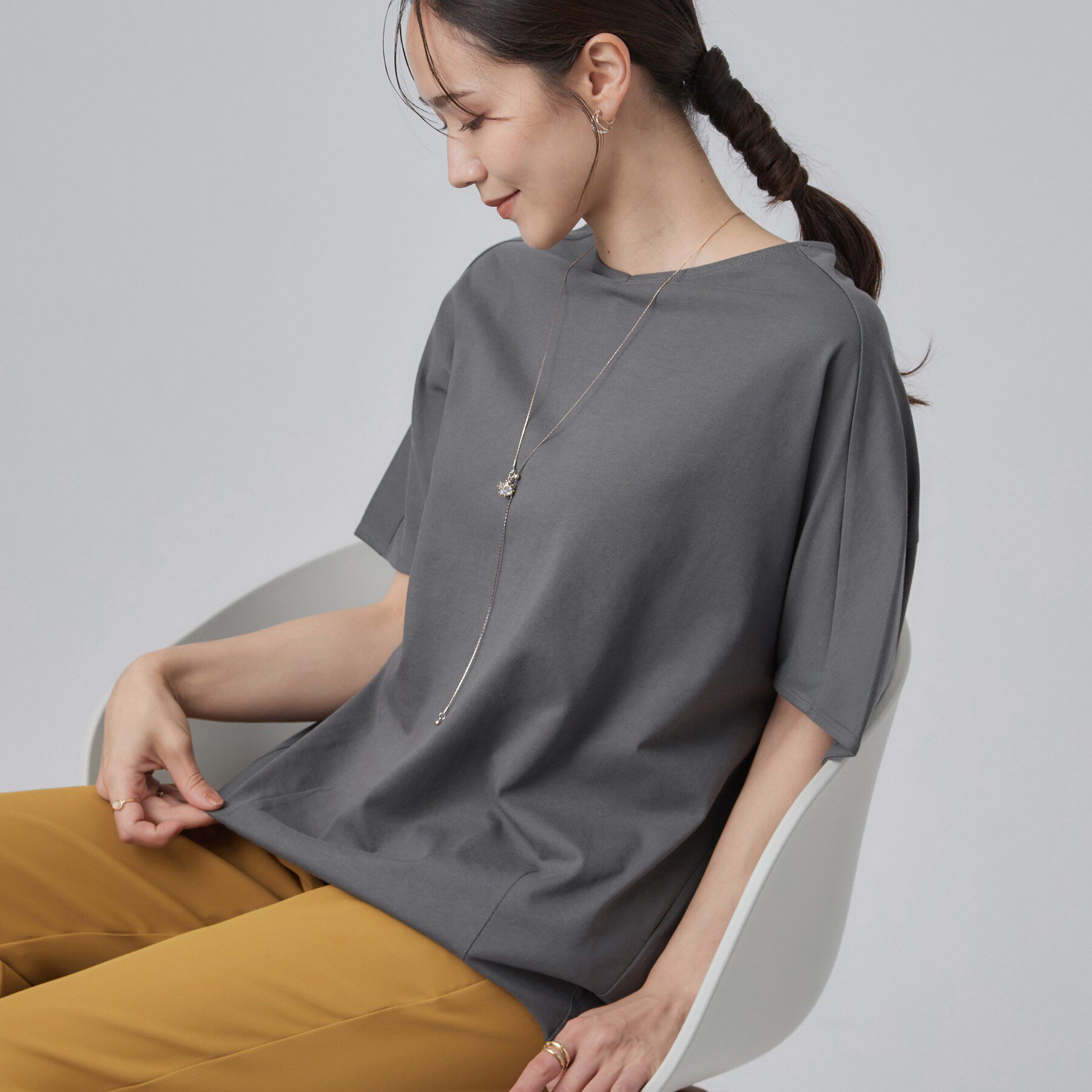SHOO･LA･RUE「【ひんやり/体型カバー】インせず着られる 上品見えのドルマントップス」|Tシャツ・カットソー|チャコールグレー(0