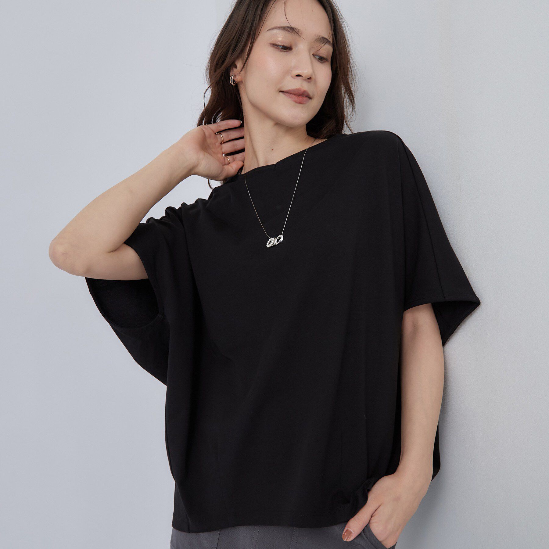 SHOO･LA･RUE「【ひんやり/体型カバー】インせず着られる 上品見えのドルマントップス」|Tシャツ・カットソー|ブラック(019)