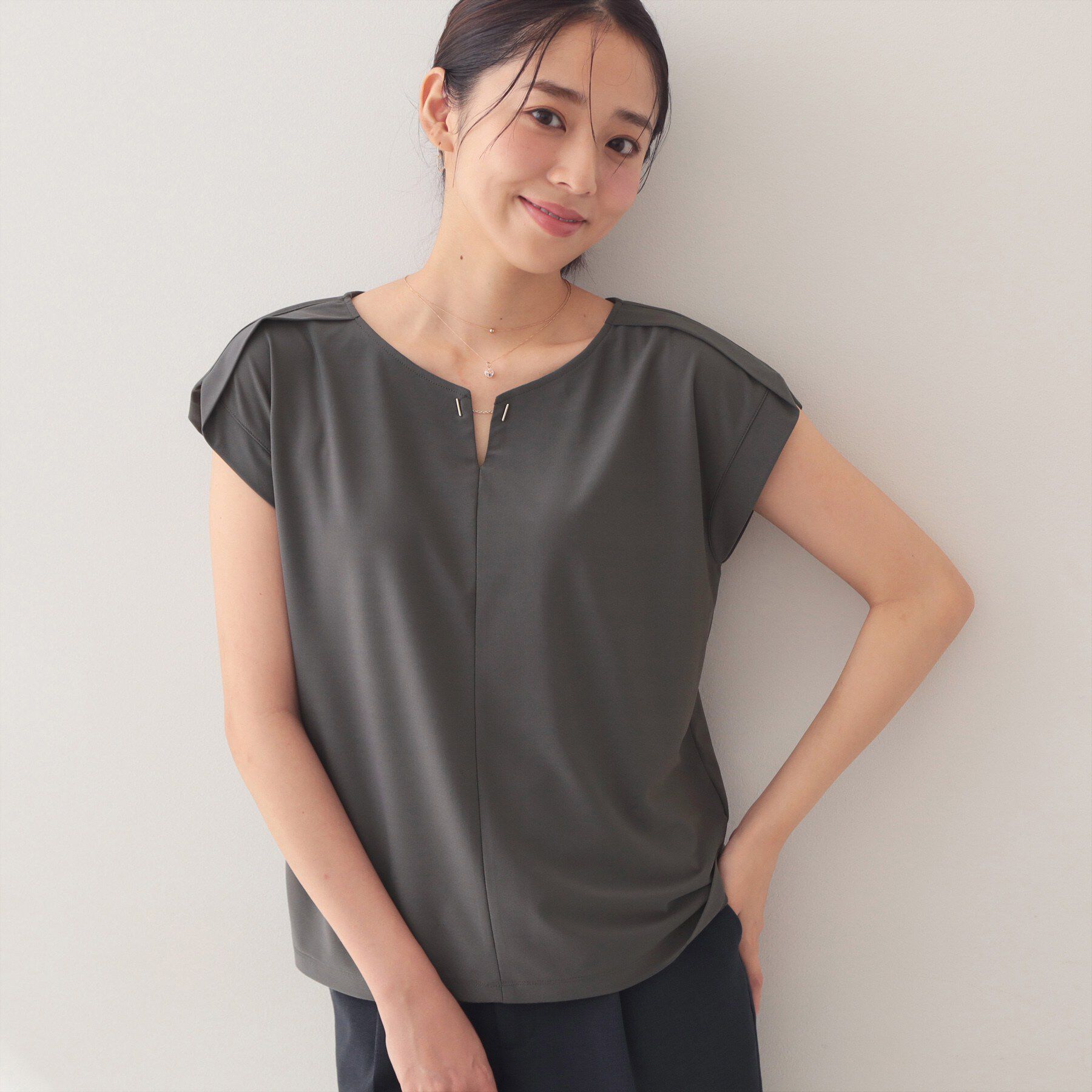 index「【接触冷感】ひんやりキーネックフレンチトップス《洗濯機OK》」|Tシャツ・カットソー|チャコールグレー(0