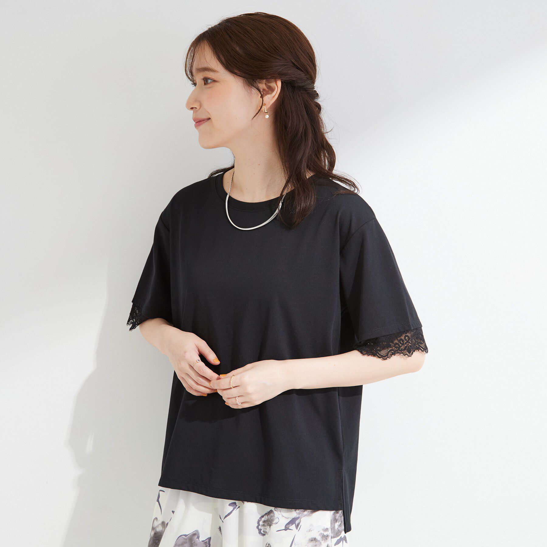 SHOO･LA･RUE「【ひんやり/UV/S-LL】柄アソート お袖レースが旬顔 上品に決まる大人Tシャツ」|Tシャツ・カットソー|