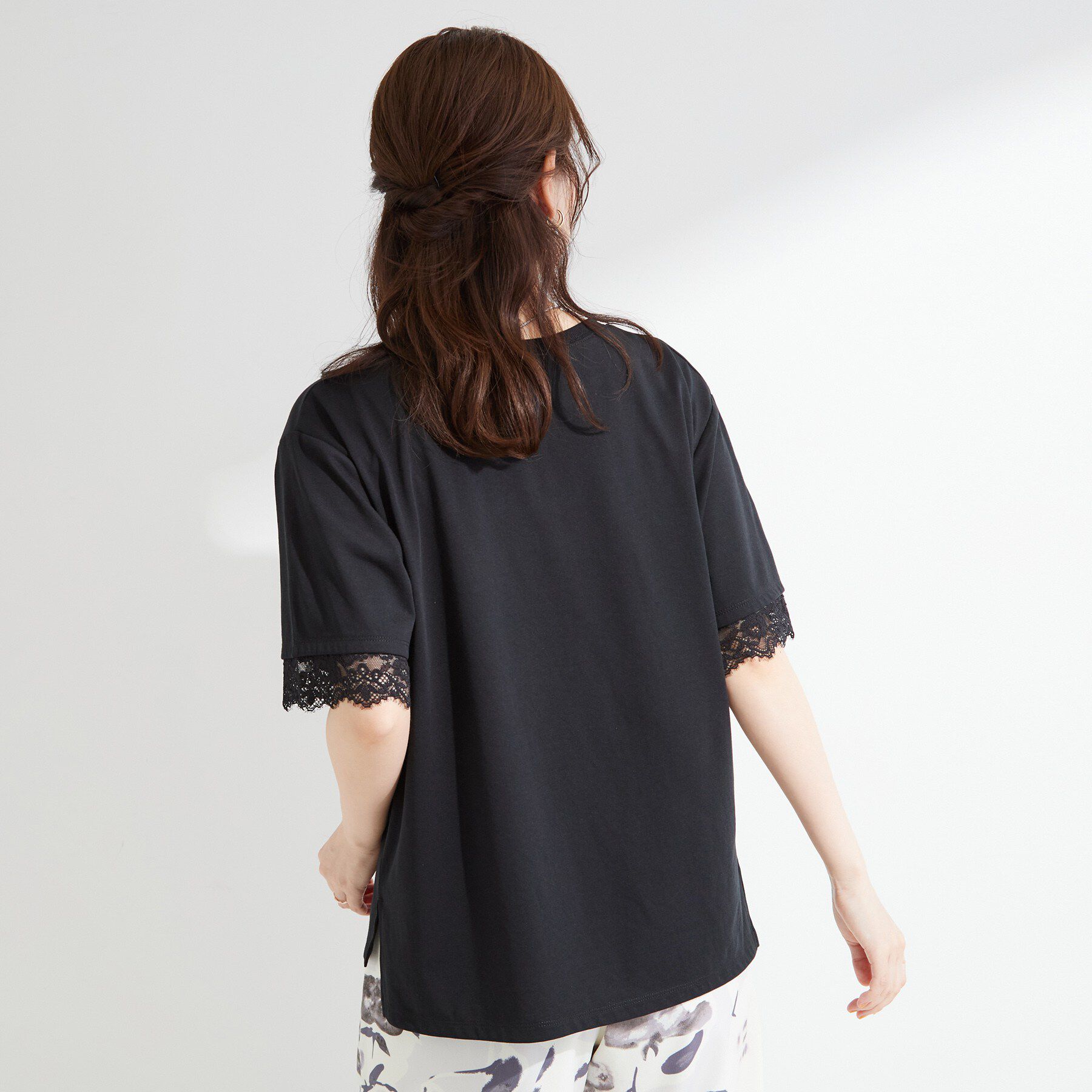 SHOO･LA･RUE「【ひんやり/UV/S-LL】柄アソート お袖レースが旬顔 上品に決まる大人Tシャツ」|Tシャツ・カットソー|