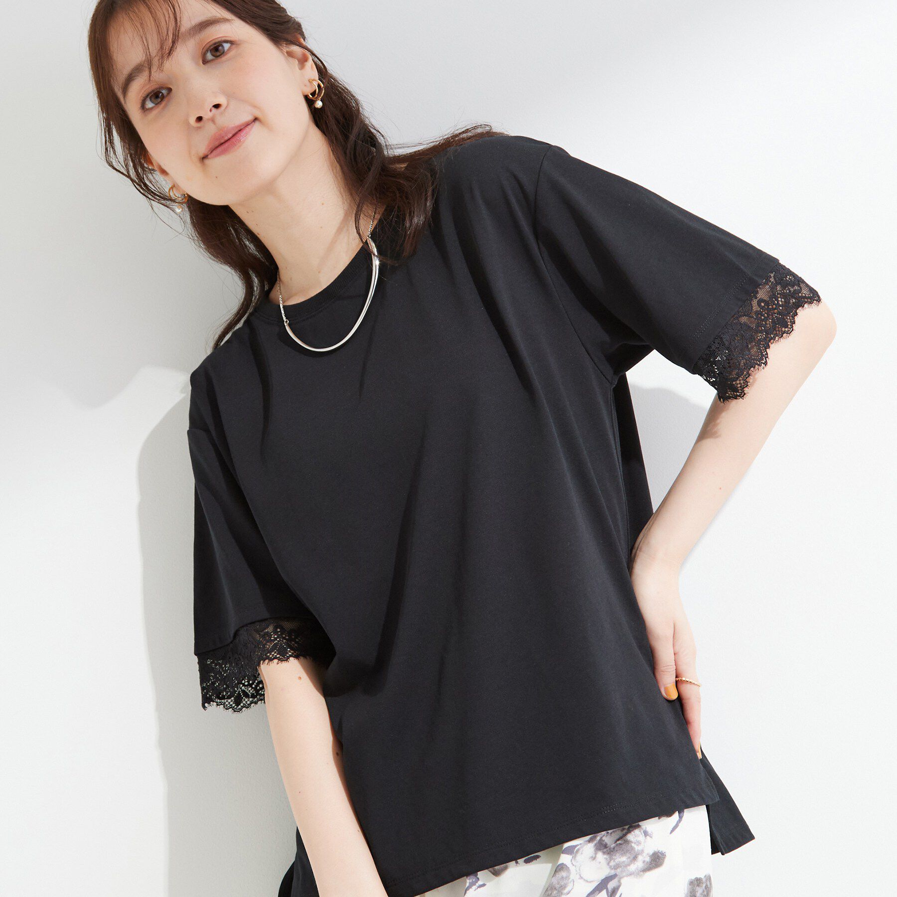 SHOO･LA･RUE「【ひんやり/UV/S-LL】柄アソート お袖レースが旬顔 上品に決まる大人Tシャツ」|Tシャツ・カットソー|ブラック(019)