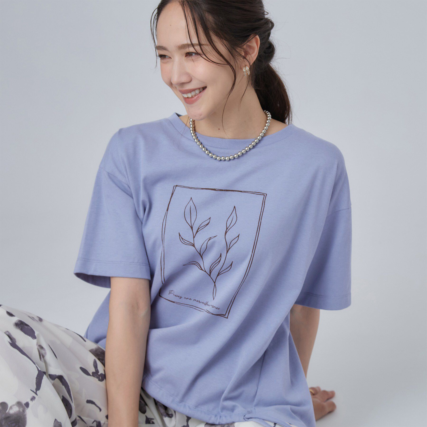 SHOO･LA･RUE「【ひんやり/体型カバー】プリントデザインが目を惹く 裾シャーリングTシャツ」|Tシャツ・カットソー|ブルー(091)