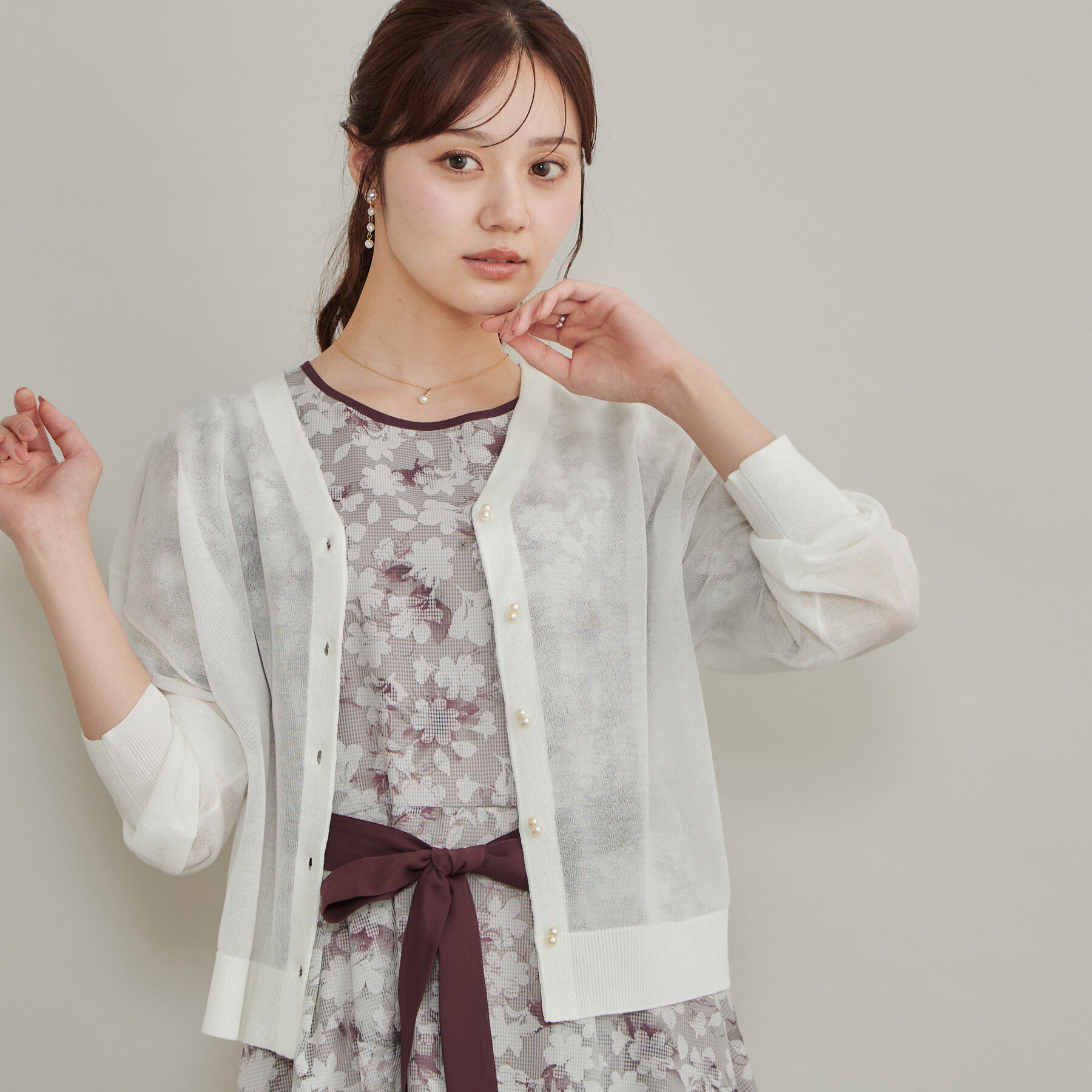 Couture broach「【上品な透け感】ダブルパール調釦 愛されシアーカーディガン」|カーディガン|オフホワイト(003