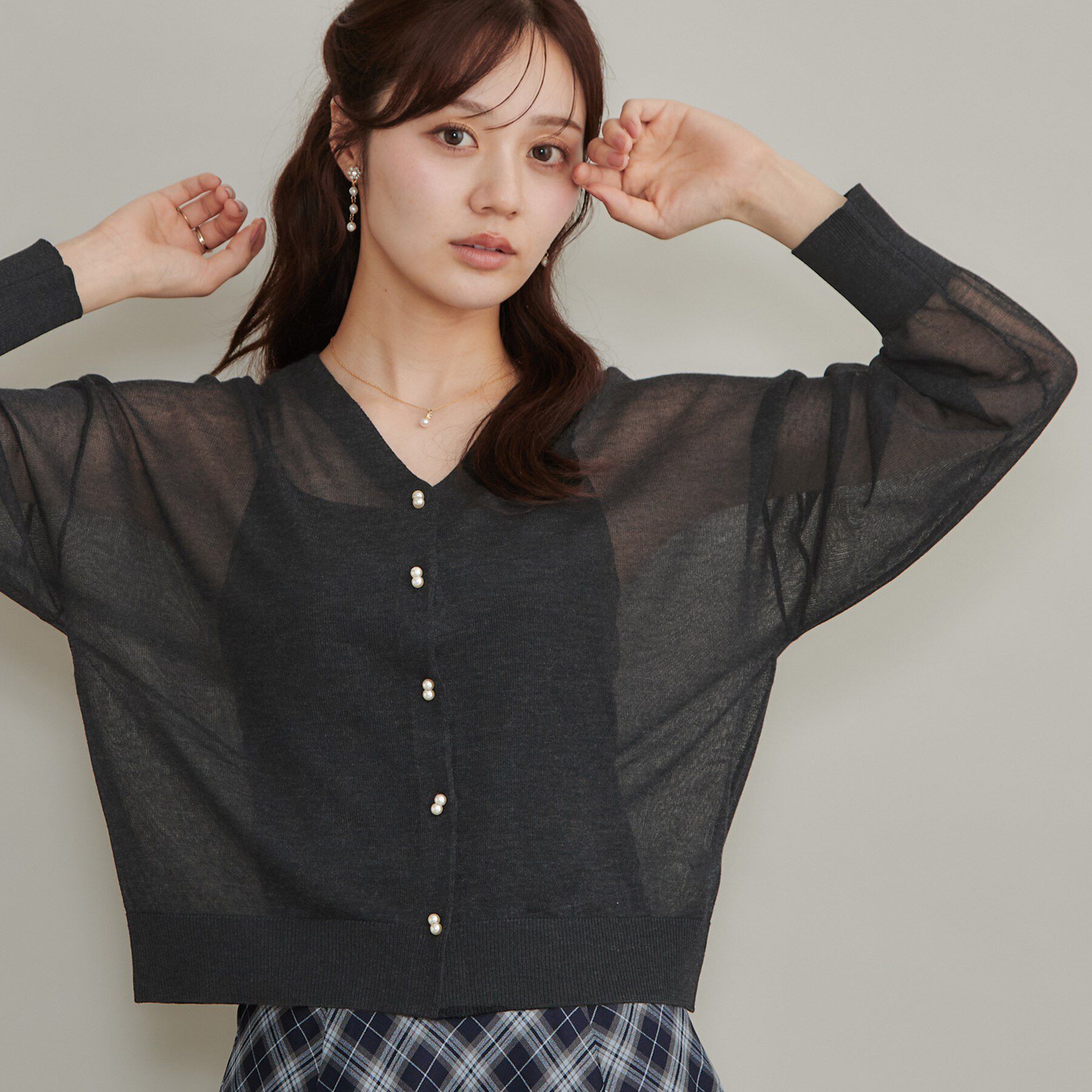Couture broach「【上品な透け感】ダブルパール調釦 愛されシアーカーディガン」|カーディガン|