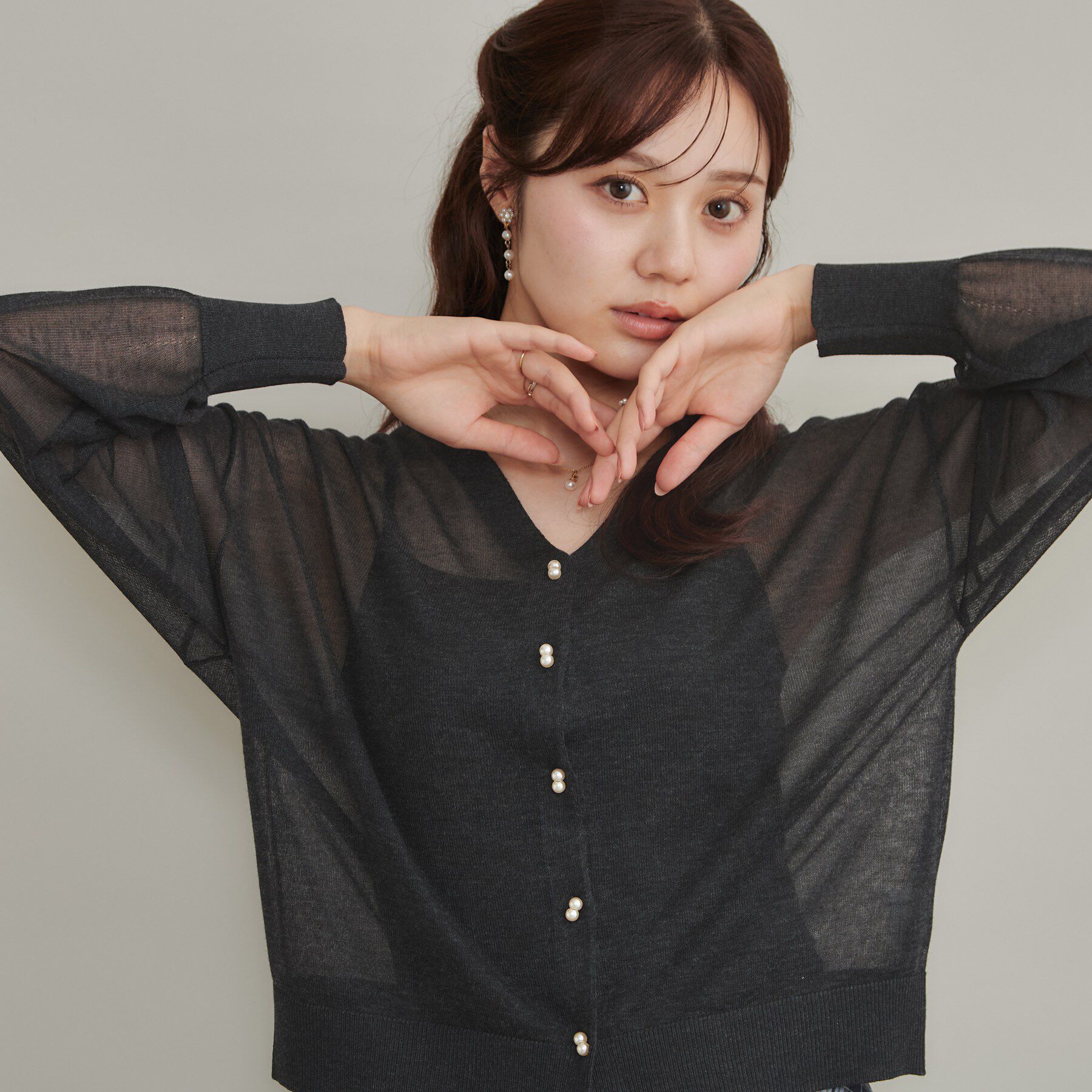 Couture broach「【上品な透け感】ダブルパール調釦 愛されシアーカーディガン」|カーディガン|チャコールグレー(0
