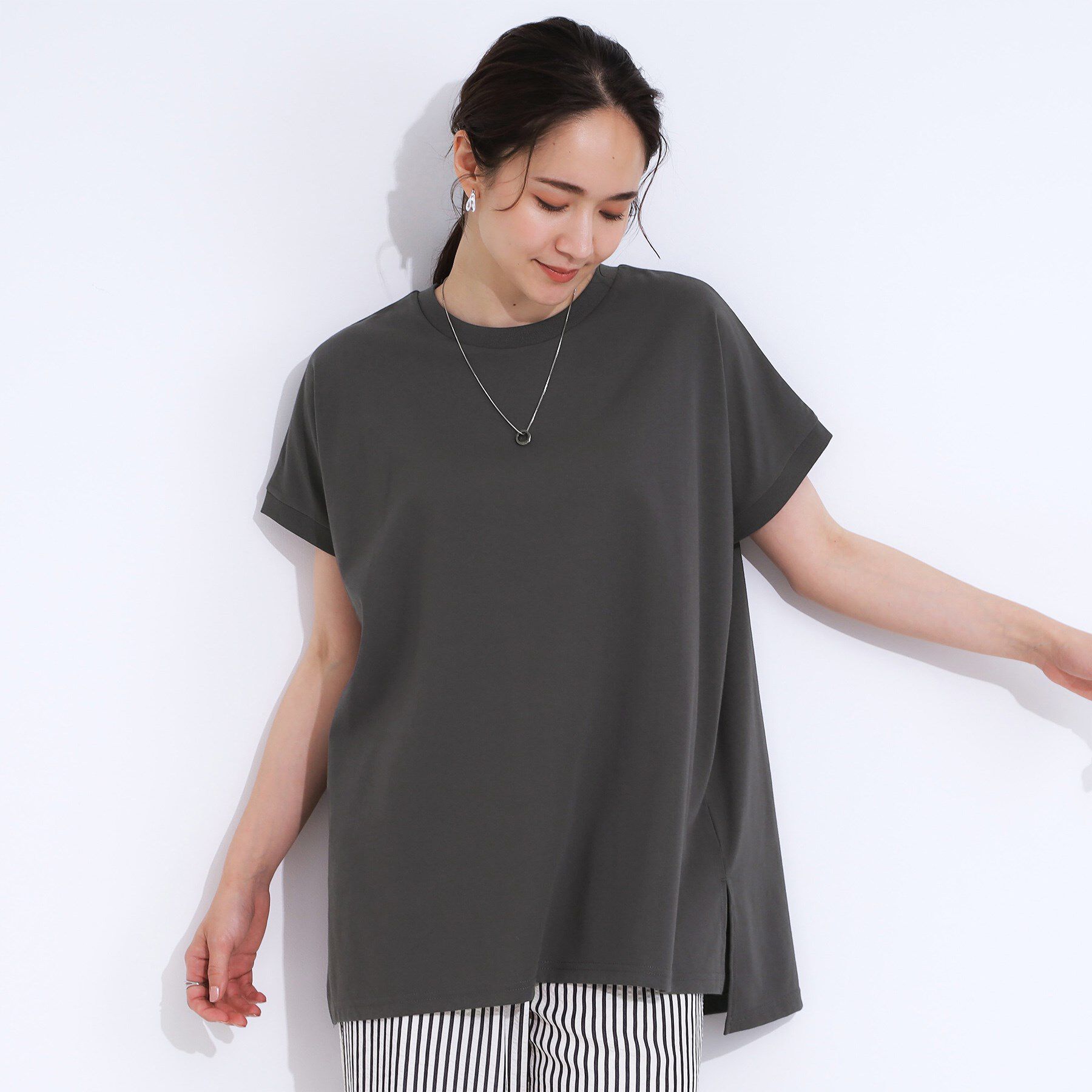 SHOO･LA･RUE「【洗える/S-LL/ひんやり/UV】汗をかいても気になりにくい スリットトップス」|Tシャツ・カットソー|