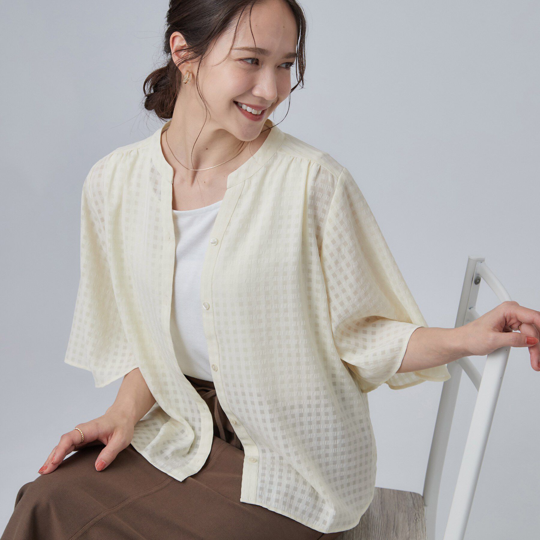 SHOO･LA･RUE「【洗濯機可/S-LL】大人も甘すぎず着られる ギンガムシアーブラウス」|シャツ・ブラウス|アイボリー(004)