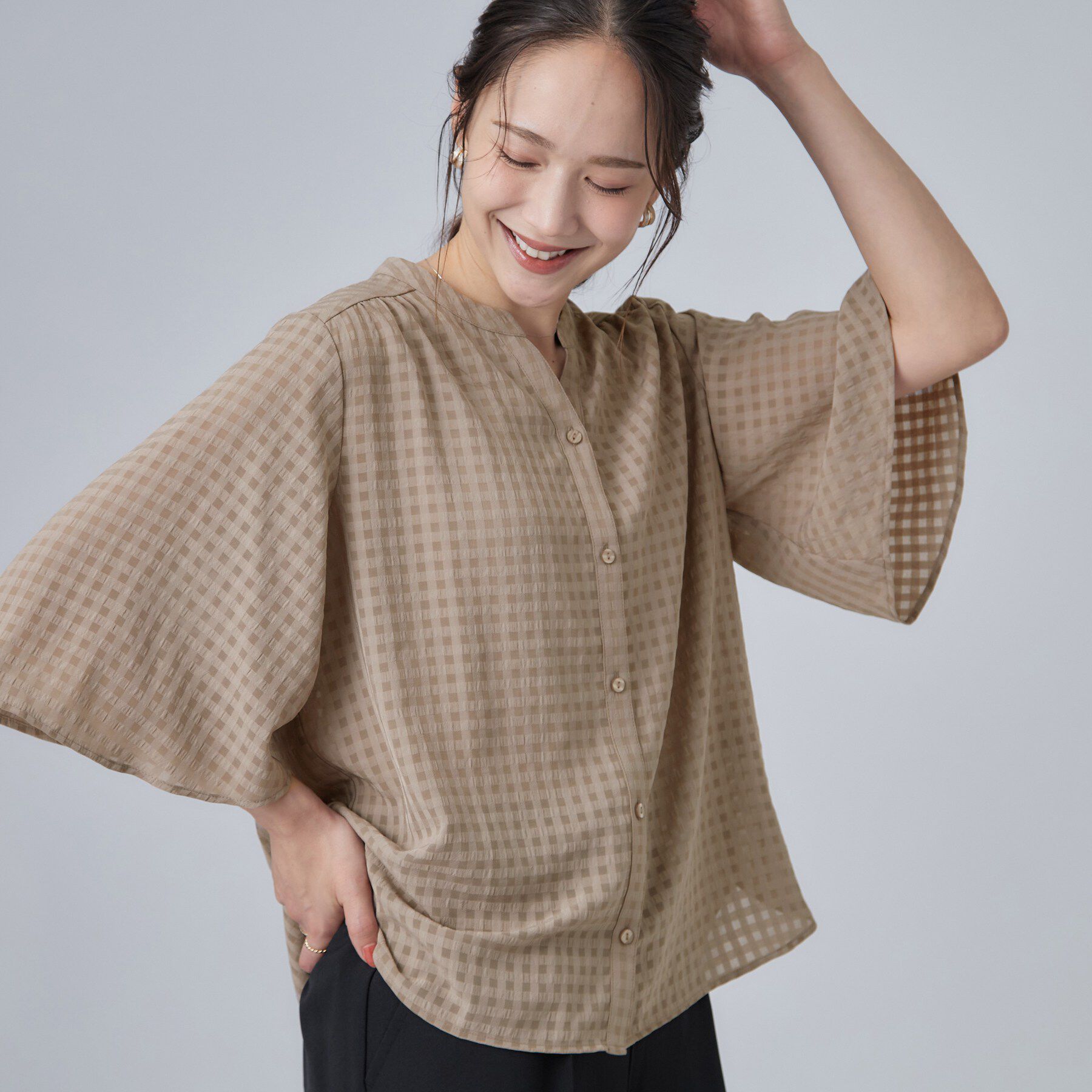 SHOO･LA･RUE「【洗濯機可/S-LL】大人も甘すぎず着られる ギンガムシアーブラウス」|シャツ・ブラウス|モカブラウン(042