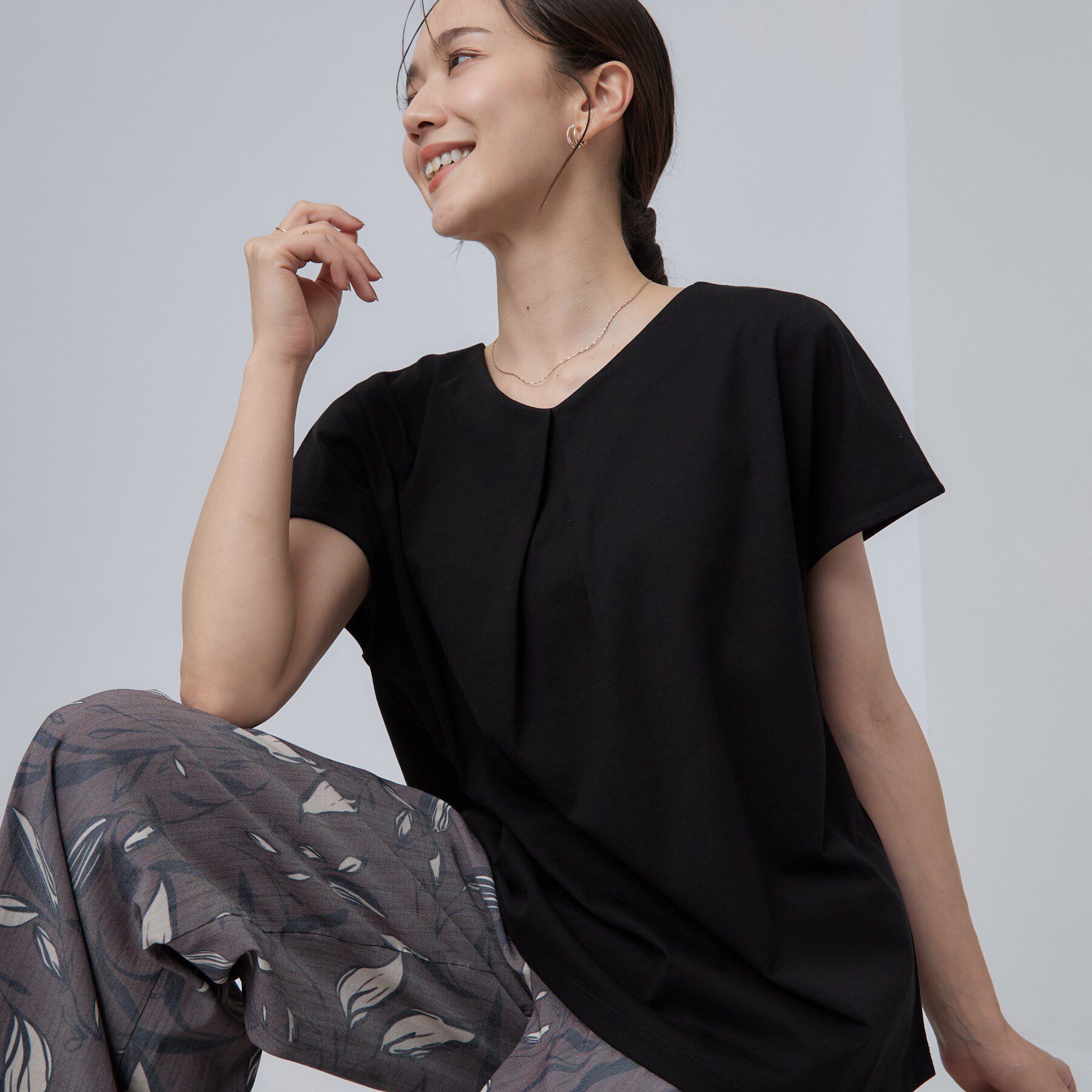 SHOO･LA･RUE「【ひんやり/前後2WAY/S-LL】楽に着られて好印象 やわらかトップス」|Tシャツ・カットソー|ブラック(019)