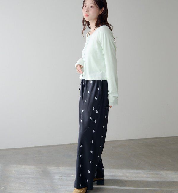  「【WEB限定追加/2サイズ展開】フラワーステッチワイドパンツ」|チノ|