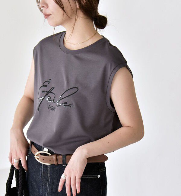 quaranciel「quaranciel:〈洗濯機可能〉スパンコール ロゴ 刺繍 フレンチスリーブ TEE」|Tシャツ・カットソー|チャコールグレー