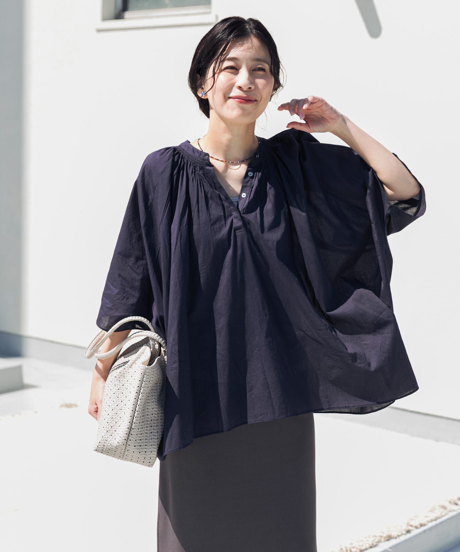 URBAN RESEARCH DOORS「コットンボイルロールアップスリーブブラウス」|シャツ・ブラウス|ネイビー