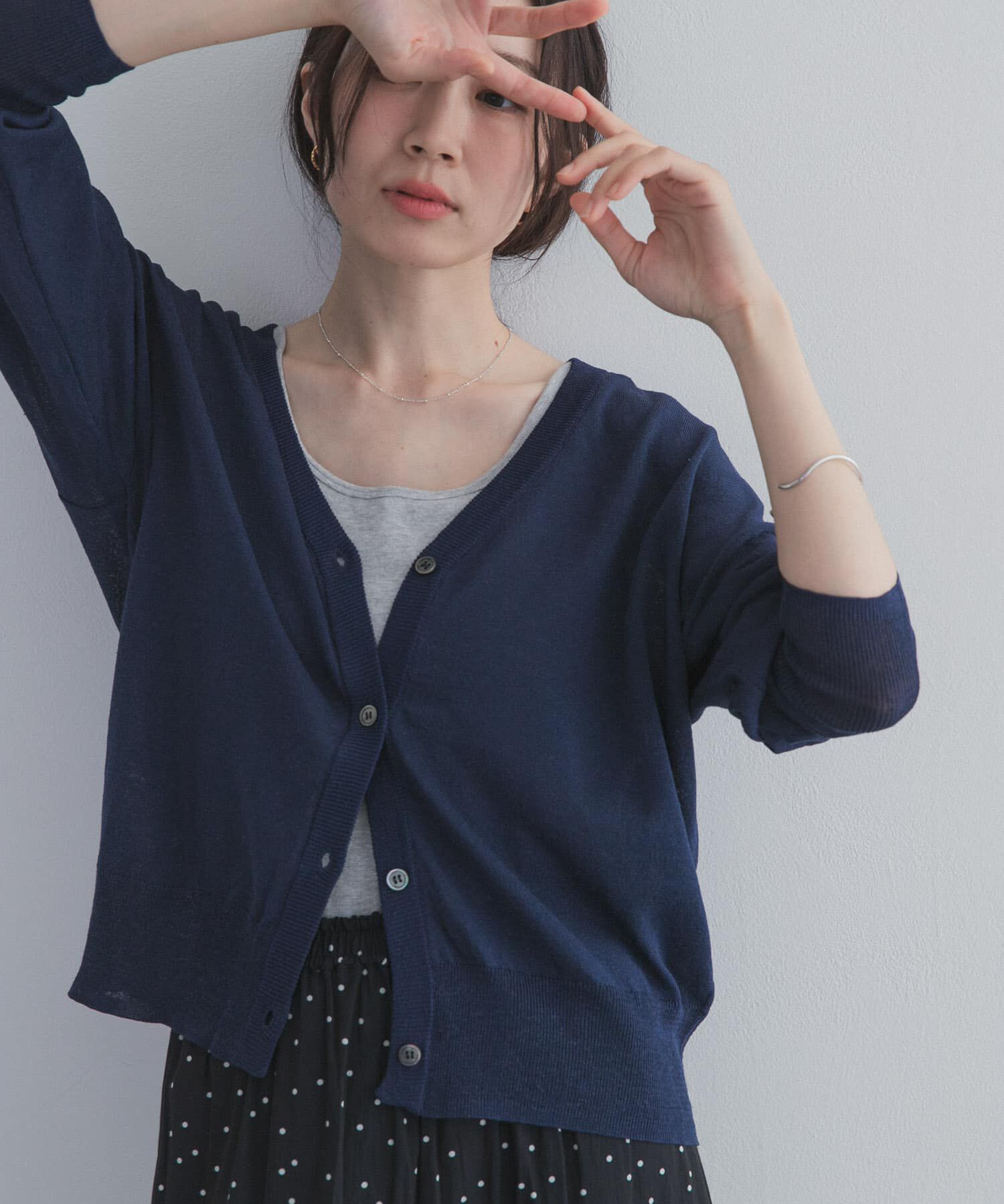 URBAN RESEARCH DOORS「リネン混Vネックショートカーディガン」|カーディガン|ネイビー