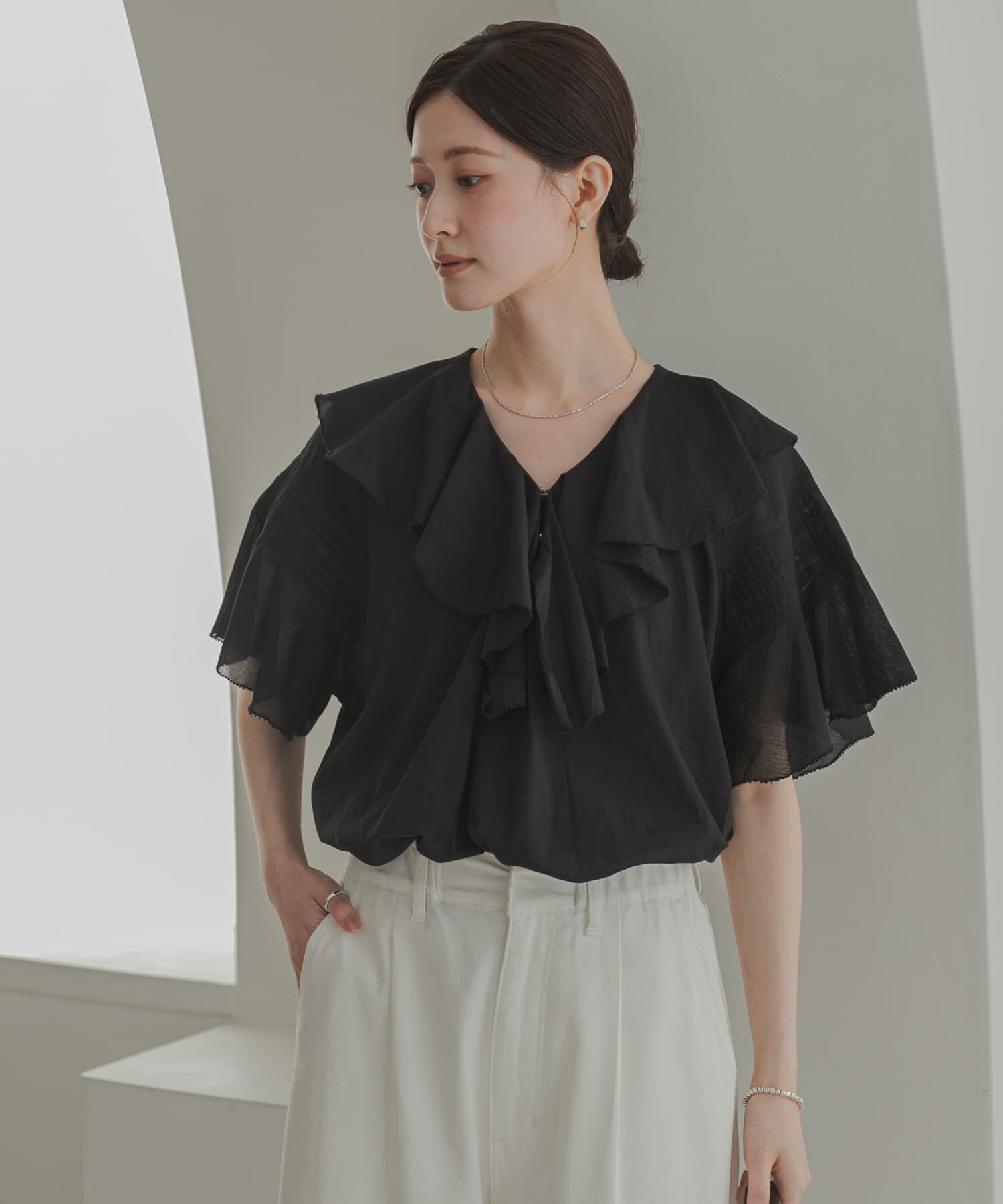 URBAN RESEARCH「ハーフスリーブラッフルブラウス」|シャツ・ブラウス|ブラック