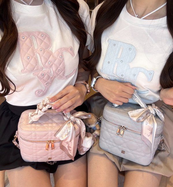  「ビジュー付きロゴアソートサスティナブルTシャツ」|プルオーバー|