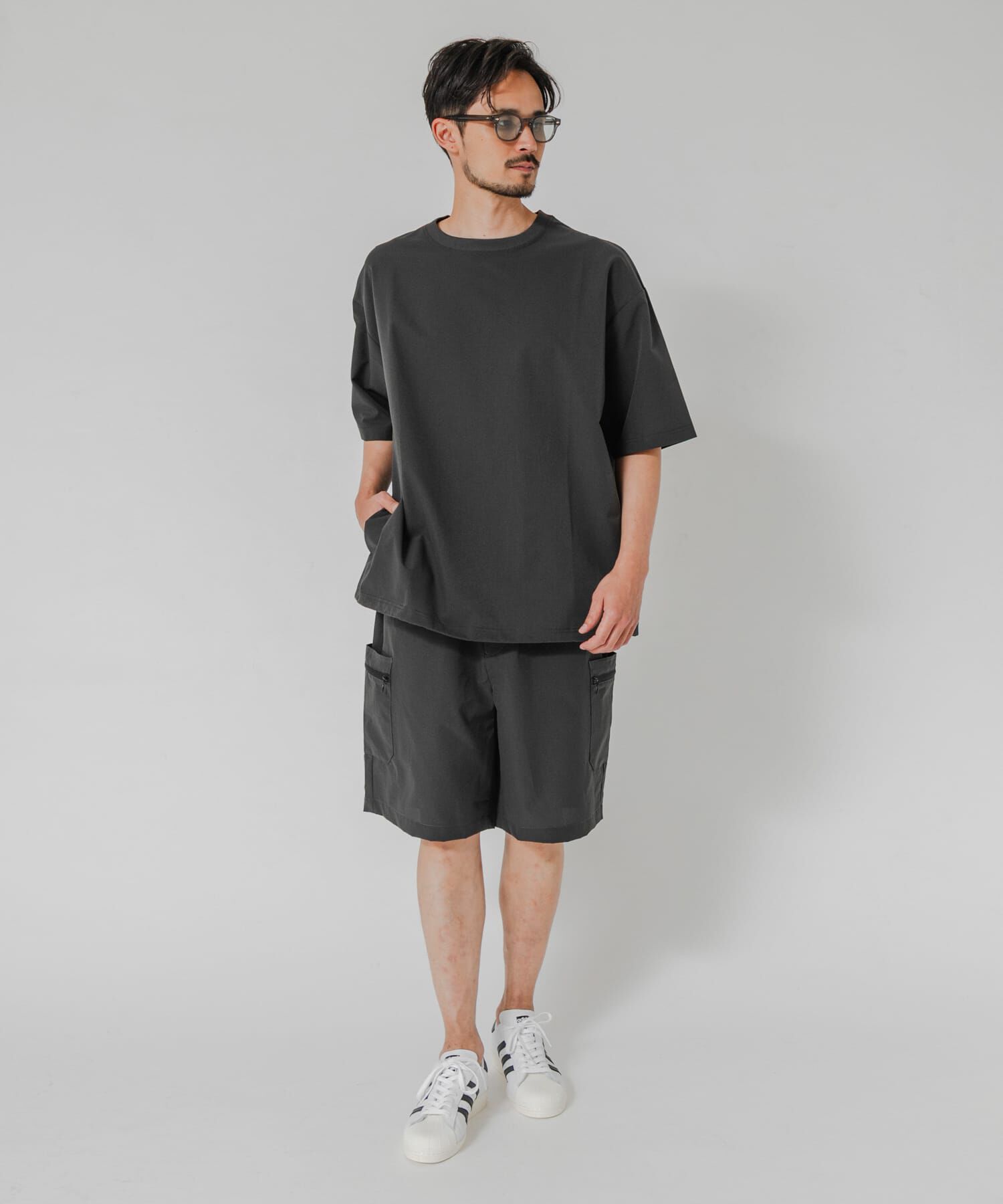 URBAN RESEARCH「『洗濯可/防シワ/撥水』COOL DOTS SHORT-SLEEVE T-SHIRTS」|Tシャツ・カットソー|チャコールグレー