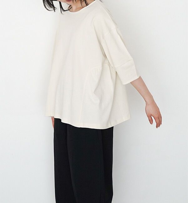 オオカミとフクロウ「オオカミと窓辺の小さな灯り&ldquo;つばめ&rdquo;」|Tシャツ・カットソー|