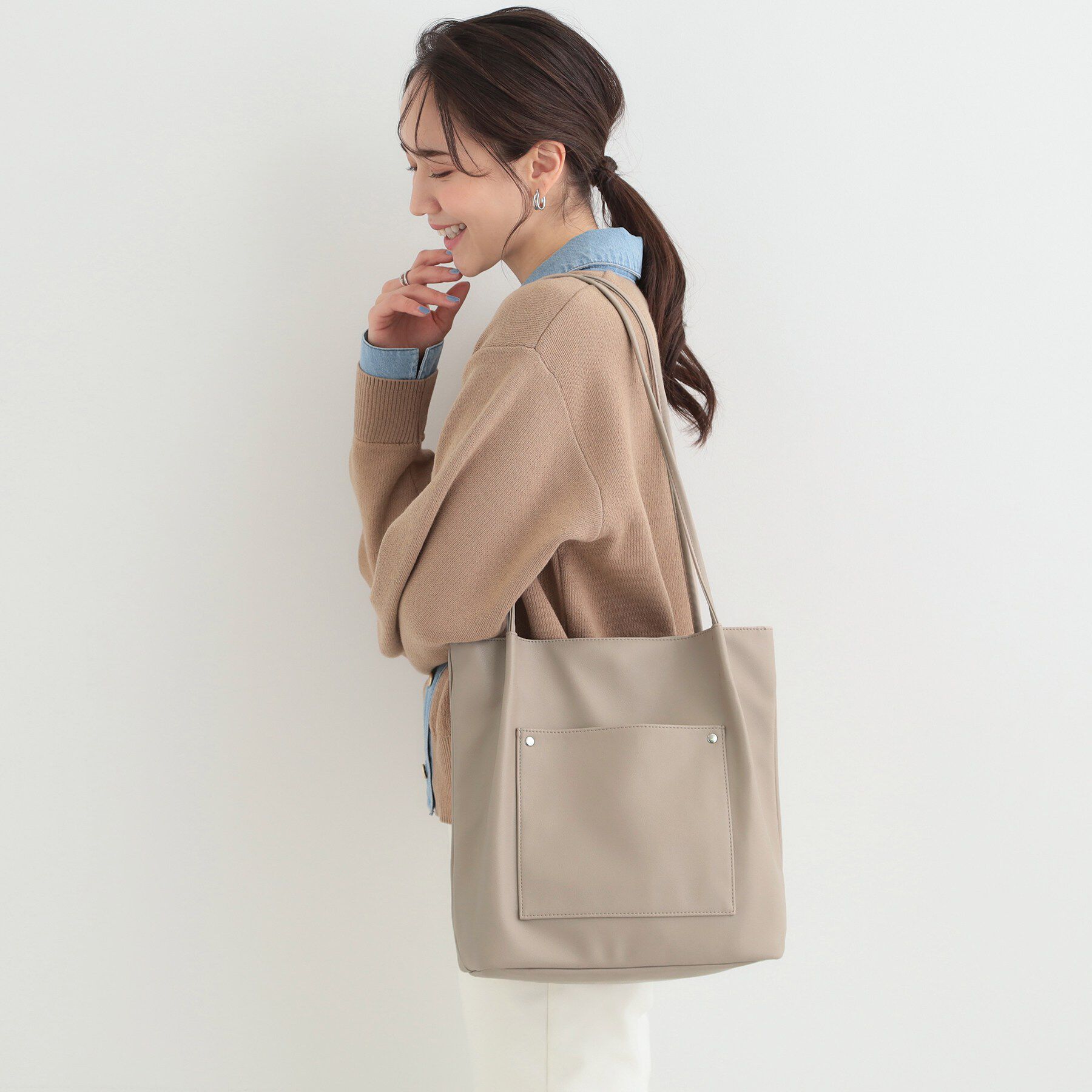SHOO･LA･RUE「【A4/軽量】多ポケットでらくらく収納 つまみハンドルトートバッグ」|トートバッグ|グレージュ(050)