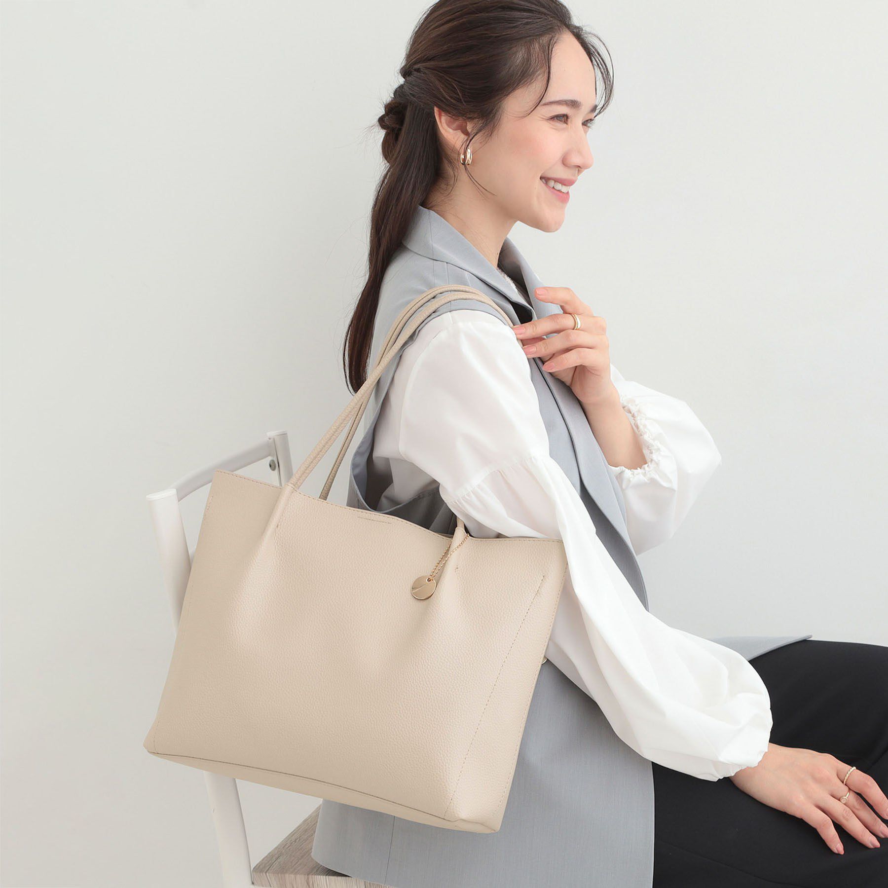 SHOO･LA･RUE「【軽量/通勤・通学】3層で使いやすい　A4トートバッグ」|トートバッグ|グレージュ(050)