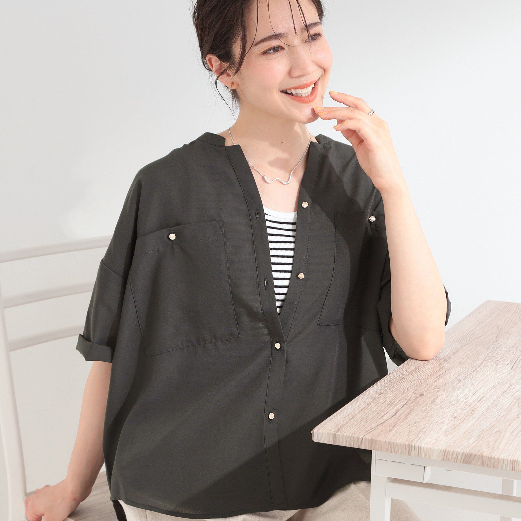 SHOO･LA･RUE「【洗濯機可/S-LL】大人の抜け感 ゆるっと5分袖シャツ」|シャツ・ブラウス|チャコールグレー(0
