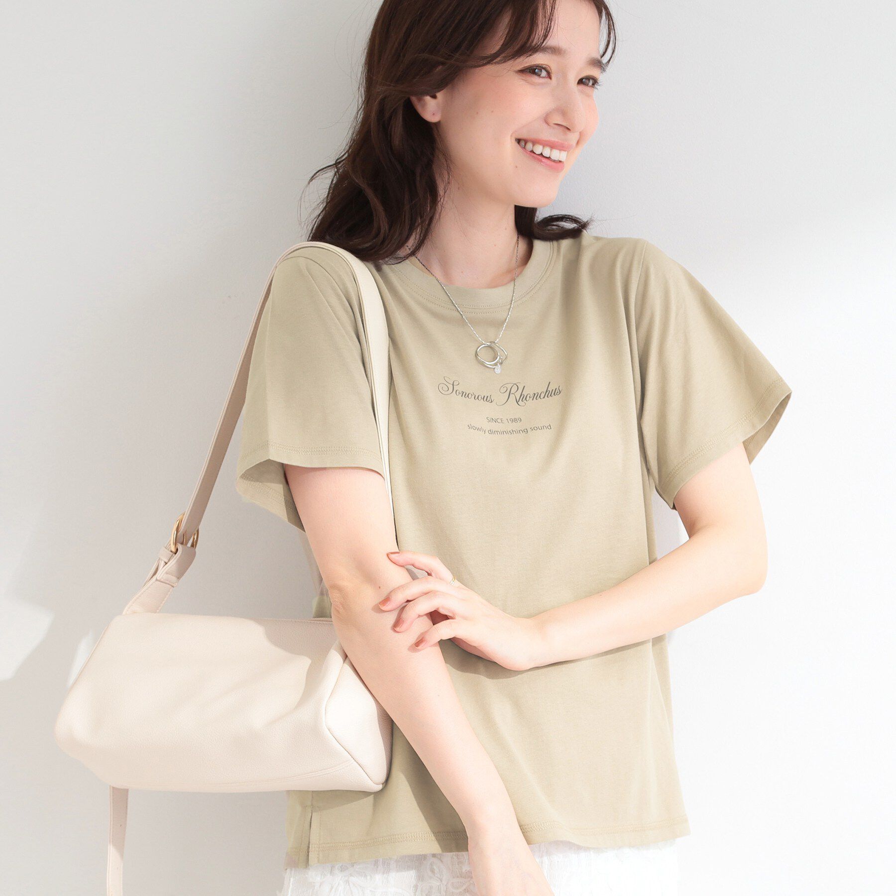 SHOO･LA･RUE「【ひんやり/S-LL/洗濯機可】真夏に着たい 大人のベーシックカラープリントTシャツ」|Tシャツ・カットソー|グレージュ(250)