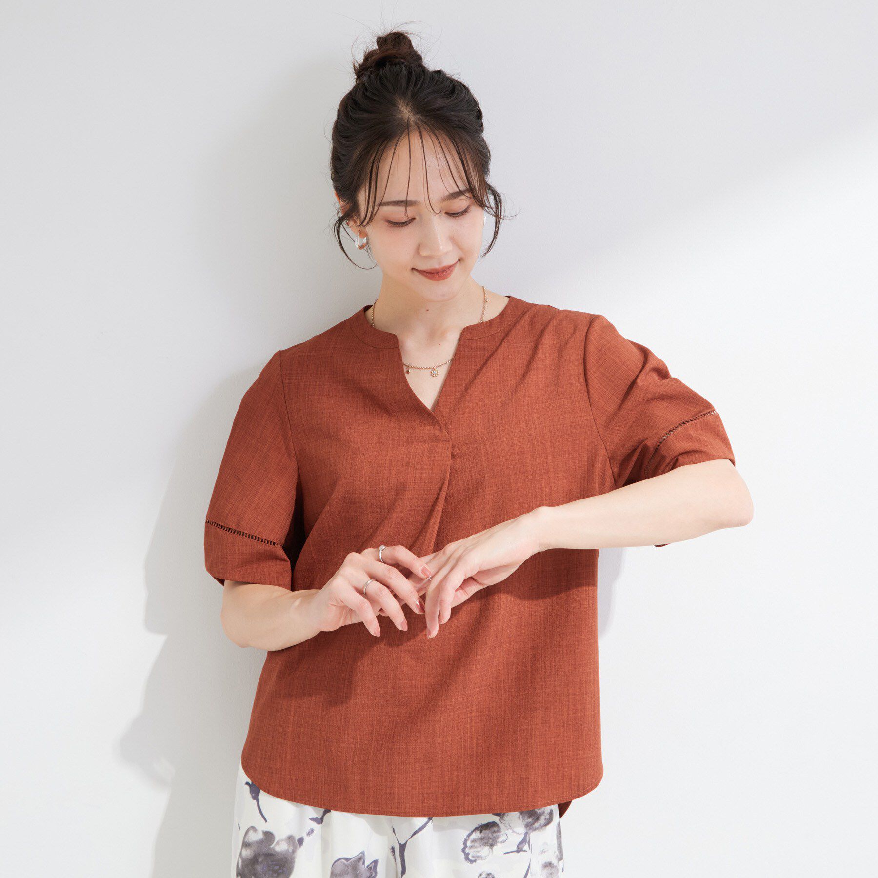 SHOO･LA･RUE「【洗濯後しわになりにくい/インせずきまる】お袖のハシゴレースで涼やかに 麻調スキッパーブラウス」|シャツ・ブラウス|