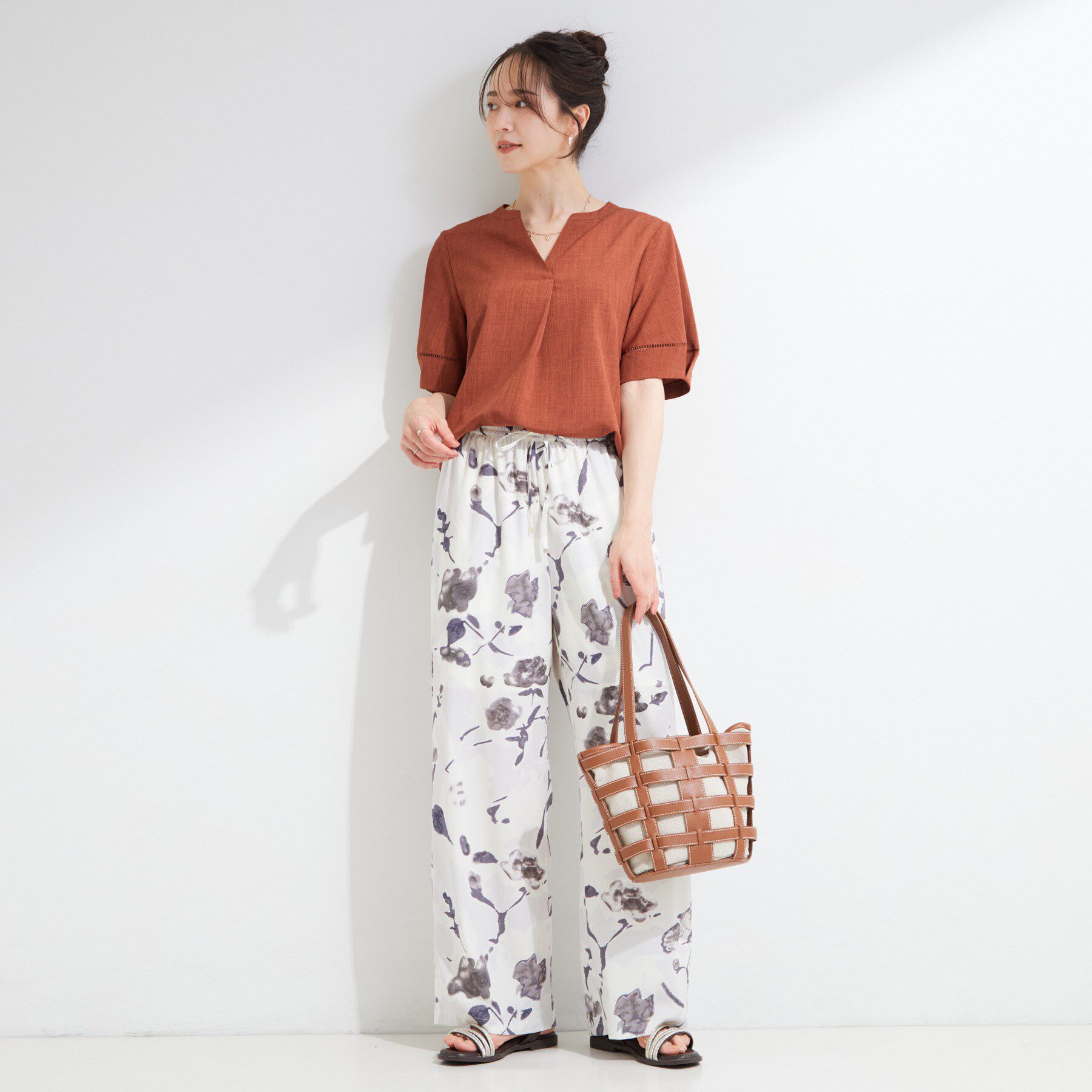 SHOO･LA･RUE「【洗濯後しわになりにくい/インせずきまる】お袖のハシゴレースで涼やかに 麻調スキッパーブラウス」|シャツ・ブラウス|