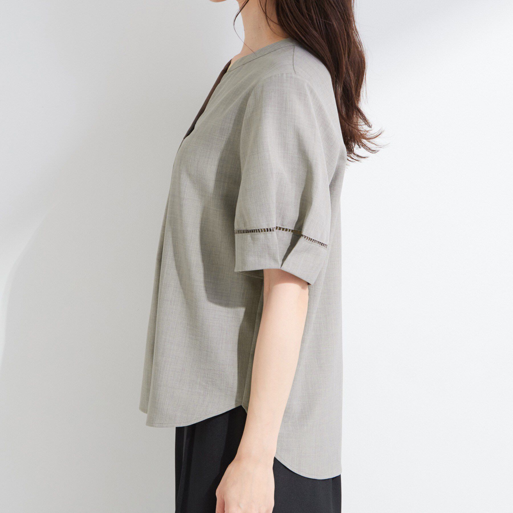 SHOO･LA･RUE「【洗濯後しわになりにくい/インせずきまる】お袖のハシゴレースで涼やかに 麻調スキッパーブラウス」|シャツ・ブラウス|