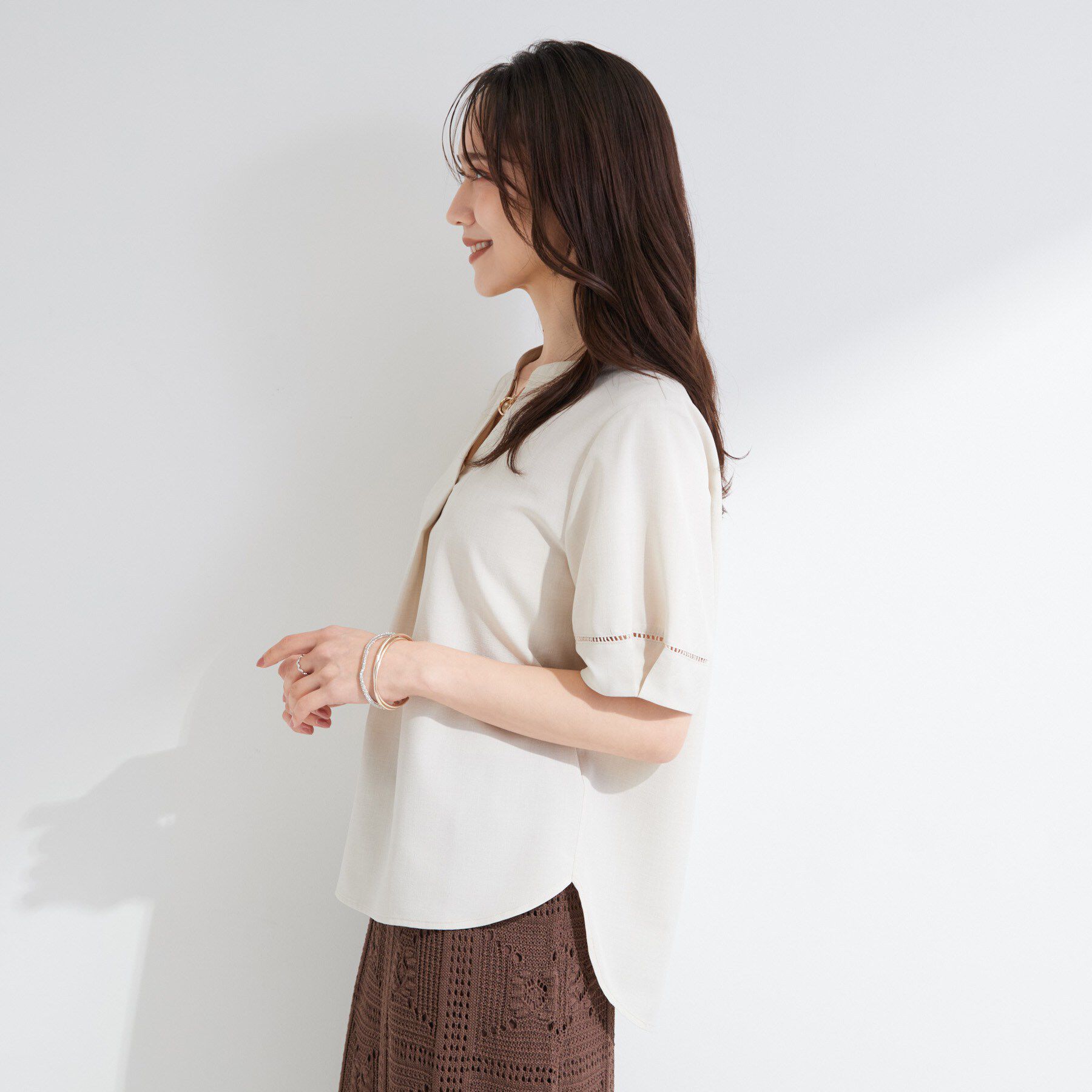 SHOO･LA･RUE「【洗濯後しわになりにくい/インせずきまる】お袖のハシゴレースで涼やかに 麻調スキッパーブラウス」|シャツ・ブラウス|