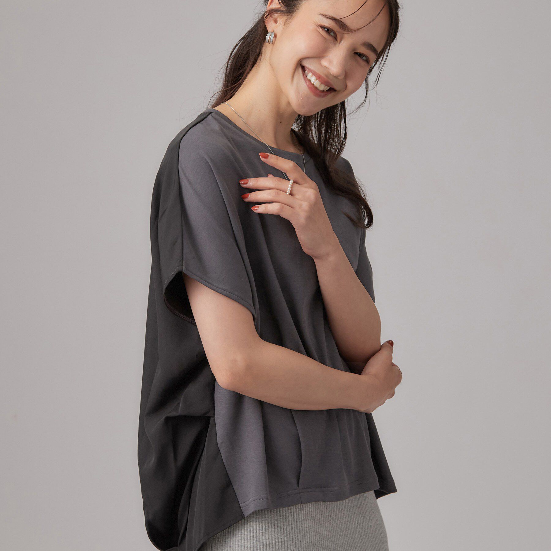 SHOO･LA･RUE「【ひんやり/UV】ヒップまわりを自然にカバー 異素材ドッキング 裾タックトップス」|Tシャツ・カットソー|チャコールグレー(0