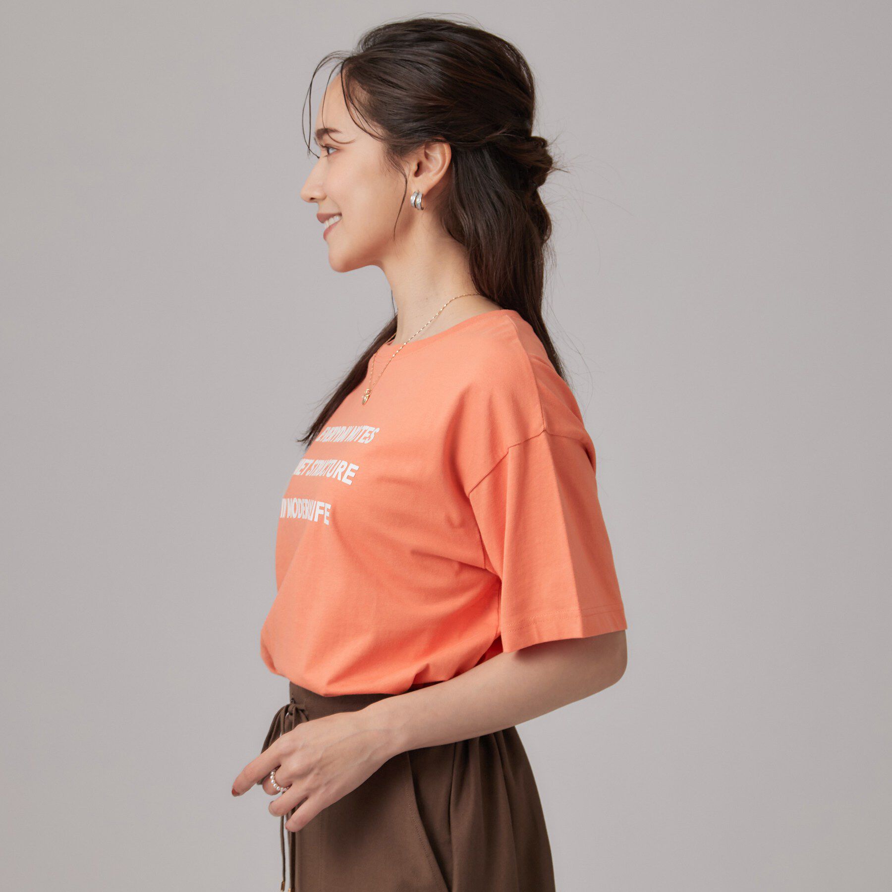 SHOO･LA･RUE「【S-LL】大人っぽく着られる ジェルロゴプリントTシャツ」|Tシャツ・カットソー|
