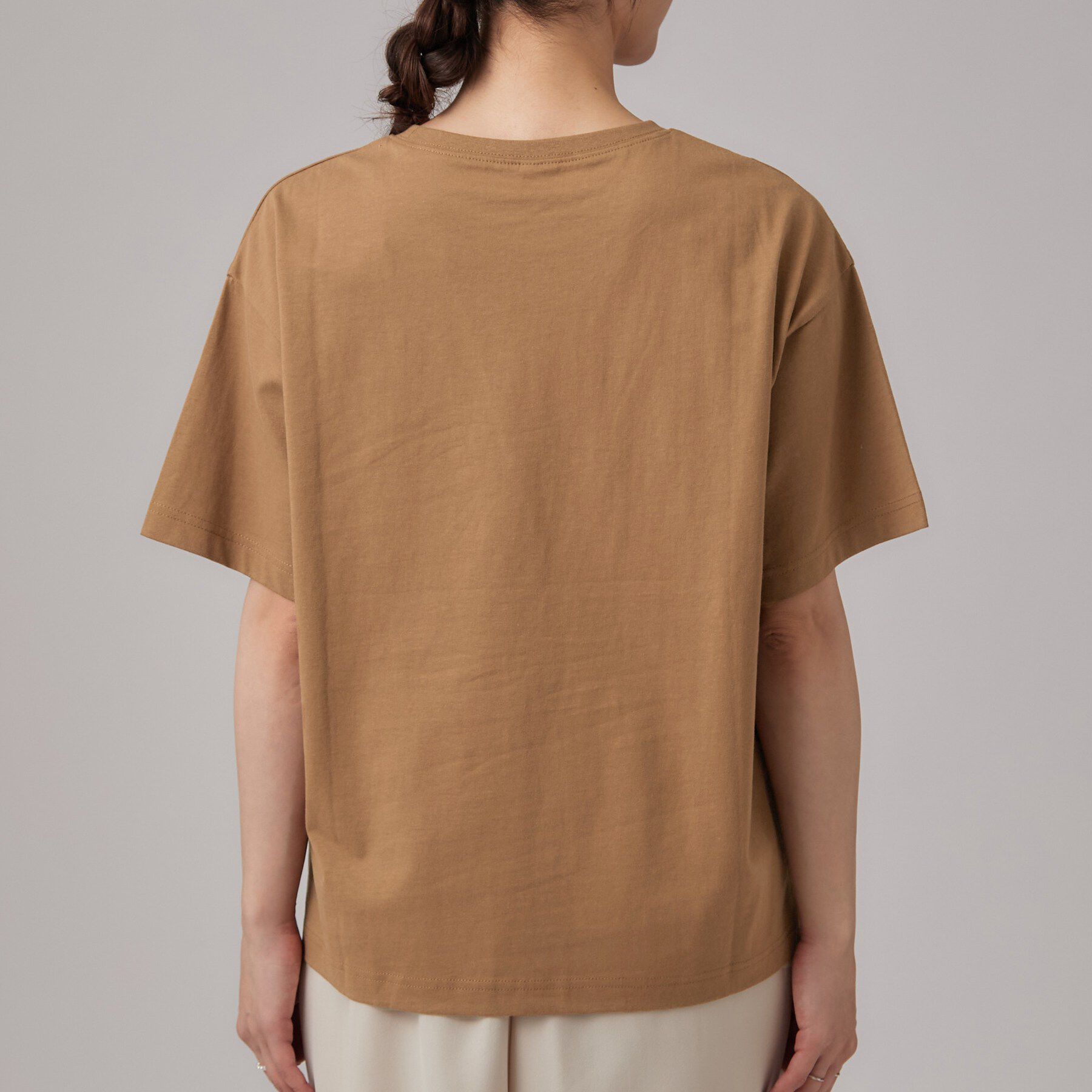 SHOO･LA･RUE「【S-LL】大人っぽく着られる ジェルロゴプリントTシャツ」|Tシャツ・カットソー|