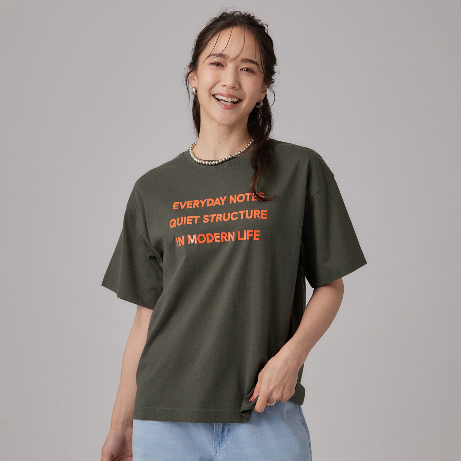 SHOO･LA･RUE「【S-LL】大人っぽく着られる ジェルロゴプリントTシャツ」|Tシャツ・カットソー|