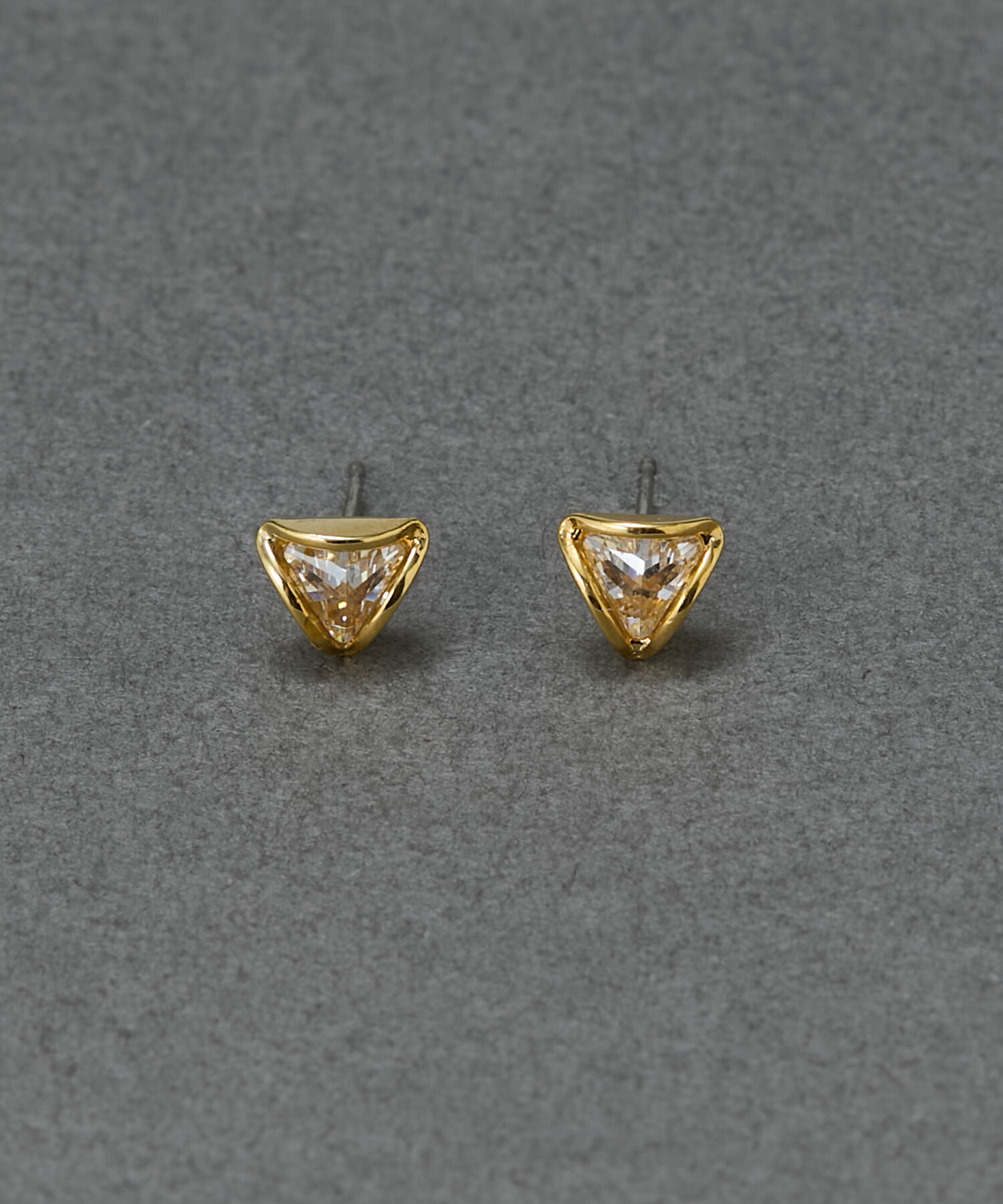 Phoebe「【金属アレルギー対応】モダントライアングルピアス　ゴールド/ニッケルフリー」|ピアス|