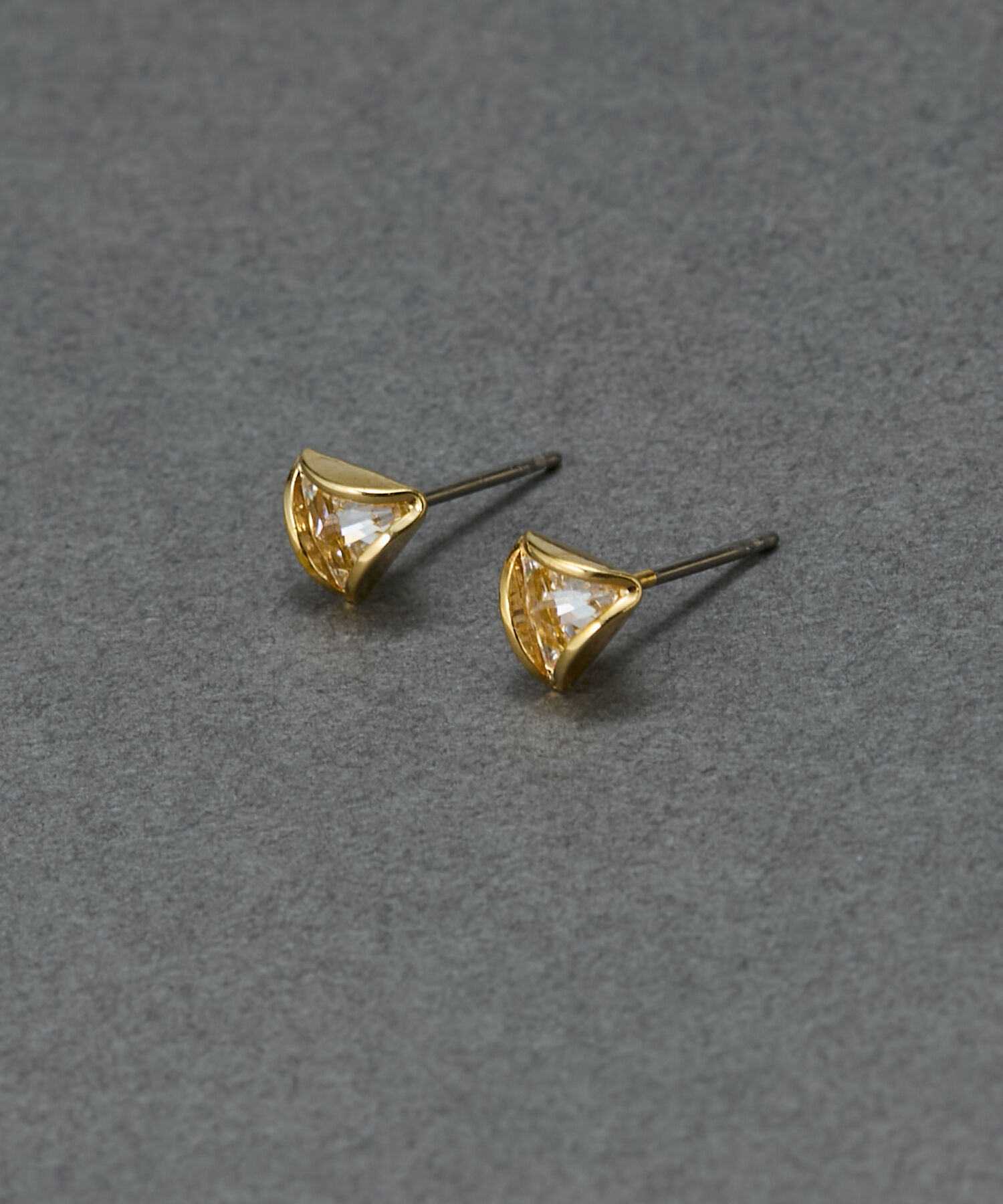 Phoebe「【金属アレルギー対応】モダントライアングルピアス　ゴールド/ニッケルフリー」|ピアス|