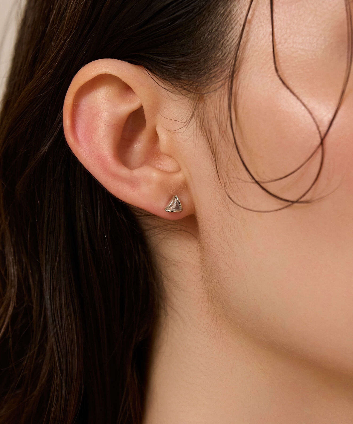 Phoebe「【金属アレルギー対応】モダントライアングルピアス　シルバー/ニッケルフリー」|ピアス|