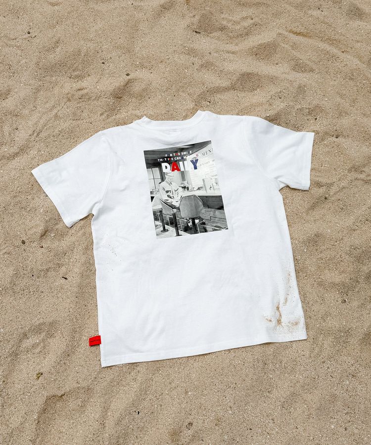 AMERICAN HOLIC「【沖縄・EC限定 BLUE SEAL】ジョニーフォトTシャツ」|Tシャツ・カットソー|