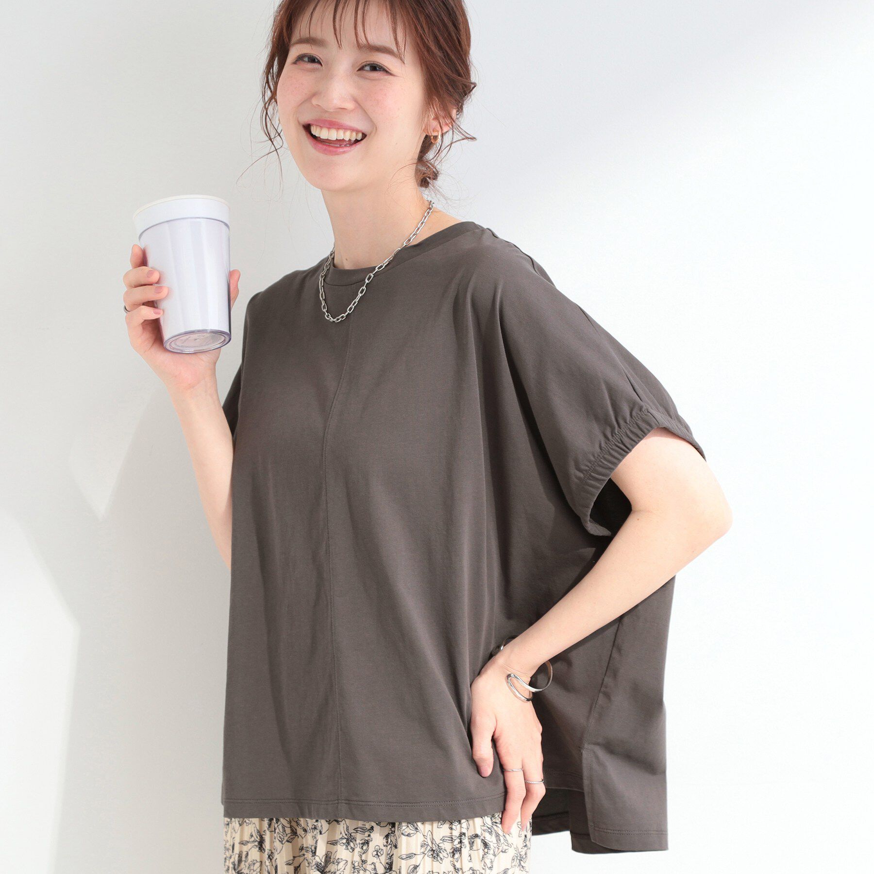SHOO･LA･RUE「【ひんやり/洗濯機可】シンプルにこなれて見せる お袖ギャザードルマンTシャツ」|Tシャツ・カットソー|チャコールグレー(0