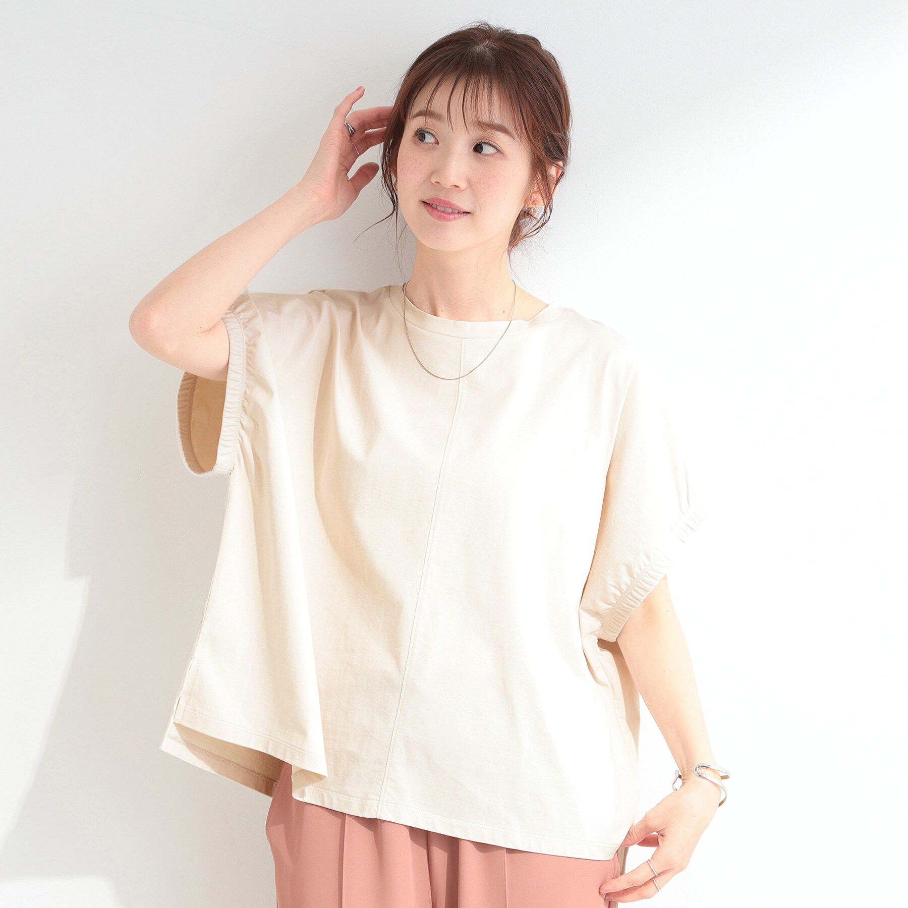SHOO･LA･RUE「【ひんやり/洗濯機可】シンプルにこなれて見せる お袖ギャザードルマンTシャツ」|Tシャツ・カットソー|