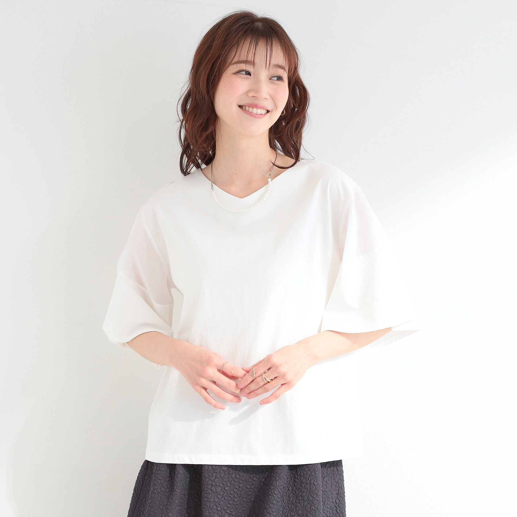SHOO･LA･RUE「【ひんやり/S-LL/体型カバー】フレアスリーブで二の腕を自然に隠せる 浅VネックTシャツ」|Tシャツ・カットソー|