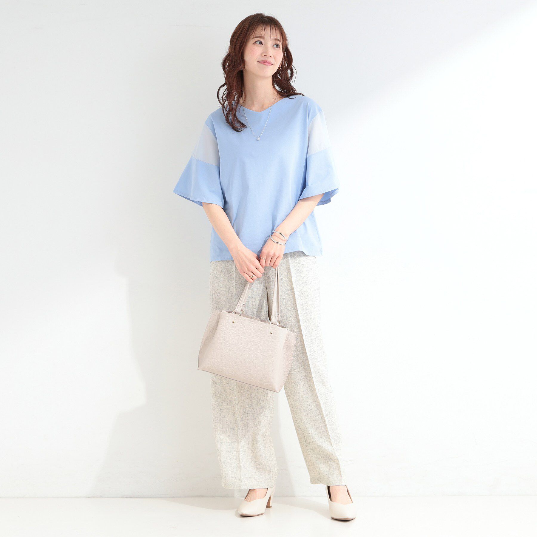 SHOO･LA･RUE「【ひんやり/S-LL/体型カバー】フレアスリーブで二の腕を自然に隠せる 浅VネックTシャツ」|Tシャツ・カットソー|