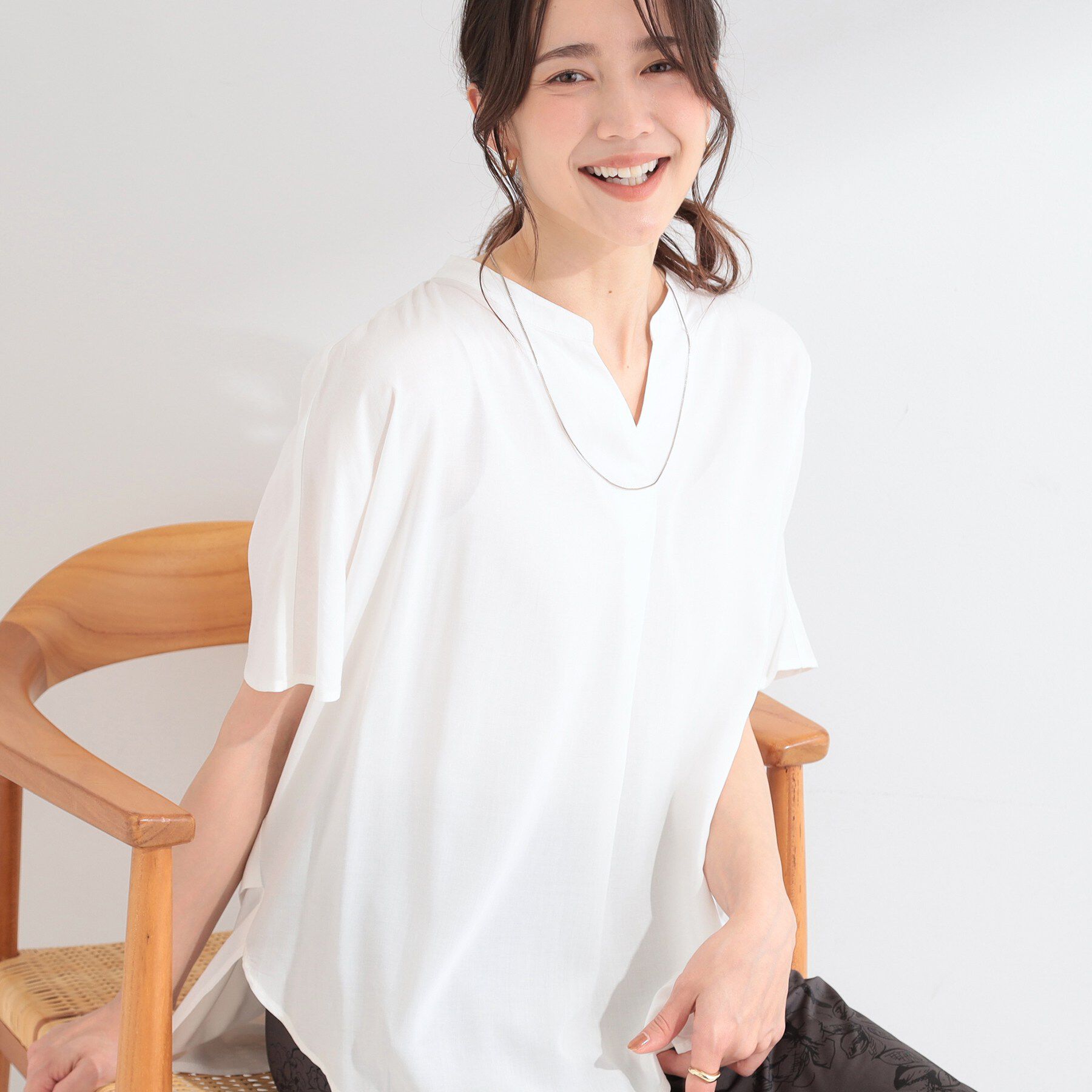 SHOO･LA･RUE「【洗濯機可/体型カバー】とろみタックスキッパーブラウス」|シャツ・ブラウス|オフホワイト(003