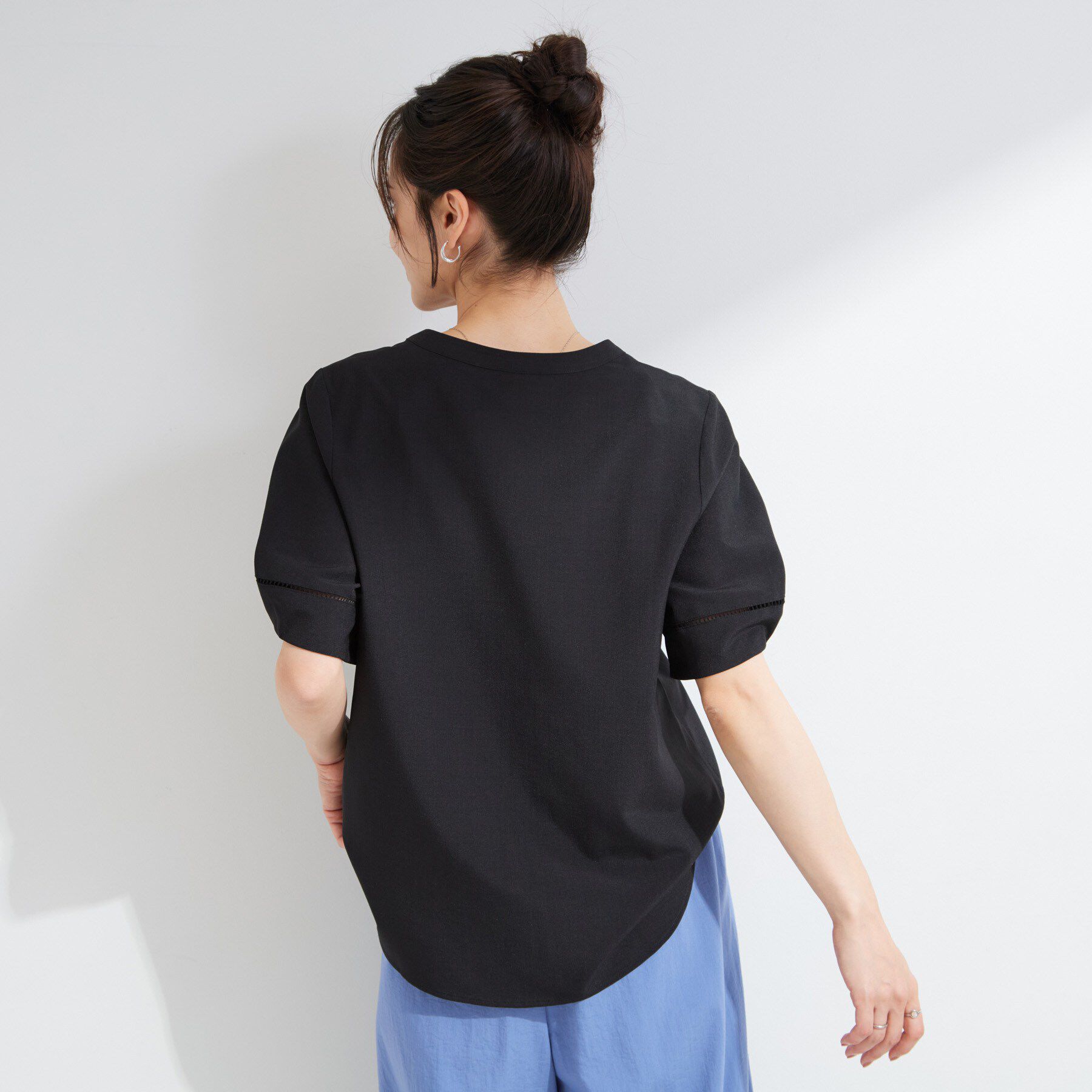 SHOO･LA･RUE「【洗濯後しわになりにくい/インせずきまる】お袖のハシゴレースで涼やかに 麻調スキッパーブラウス」|シャツ・ブラウス|