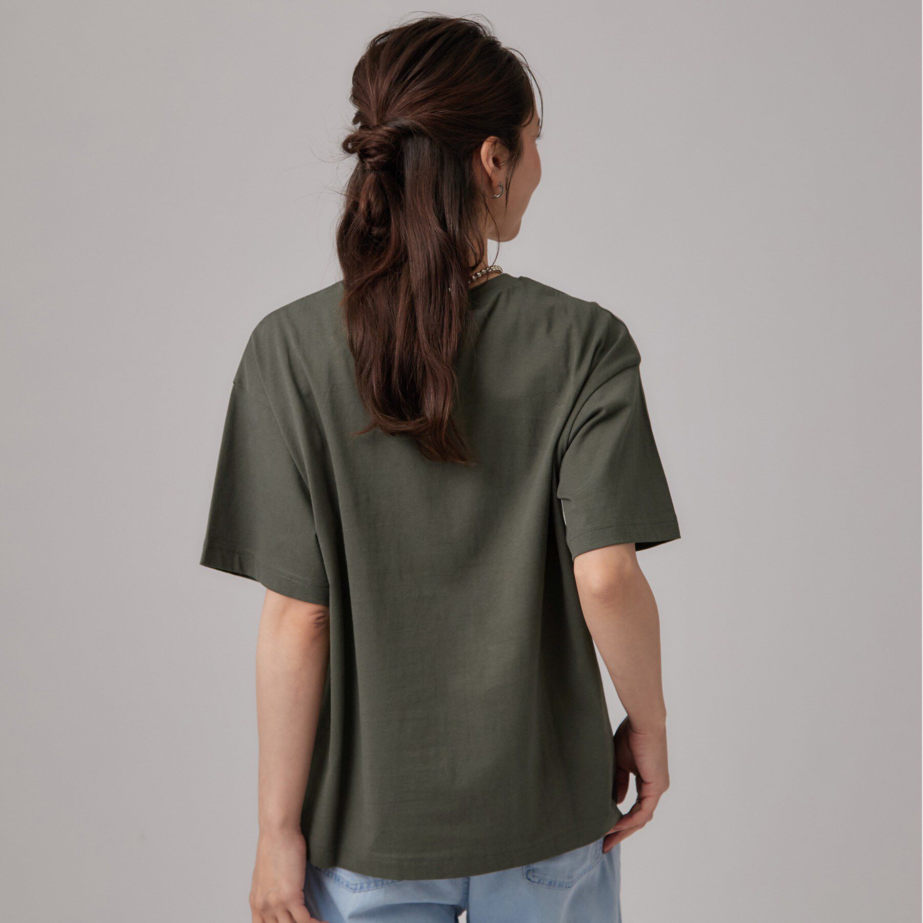 SHOO･LA･RUE「【S-LL】大人っぽく着られる ジェルロゴプリントTシャツ」|Tシャツ・カットソー|